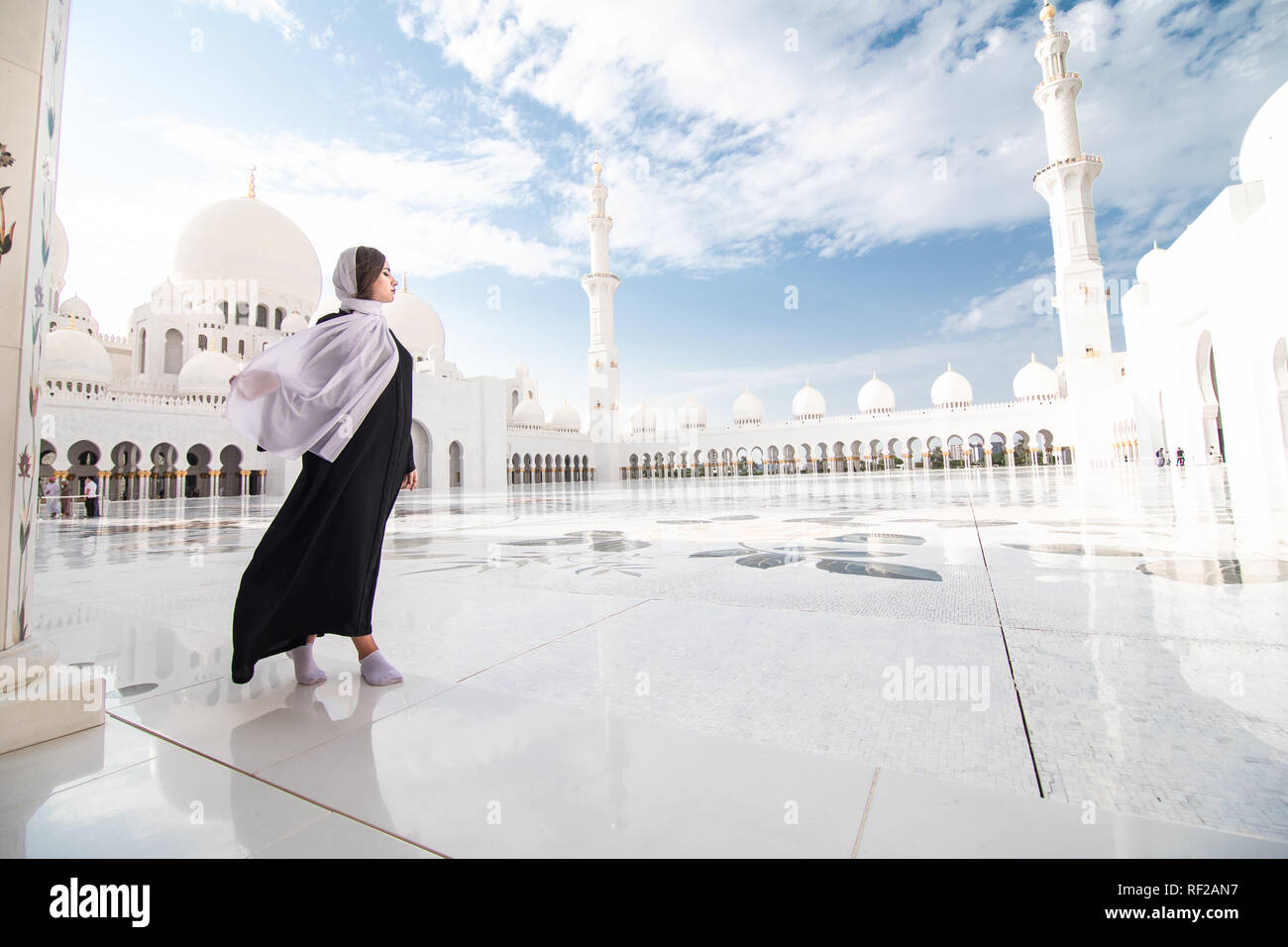 Traditionell gekleidete arabische Frau mit schwarzen Burka wisiting Sheikh Zayed Moschee in Abu