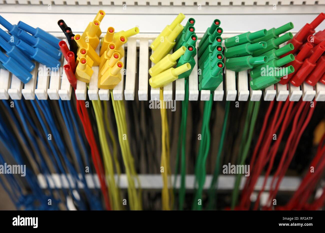 Kabel in verschiedenen Farben für den Anschluss von Stromkreisen Stockfoto