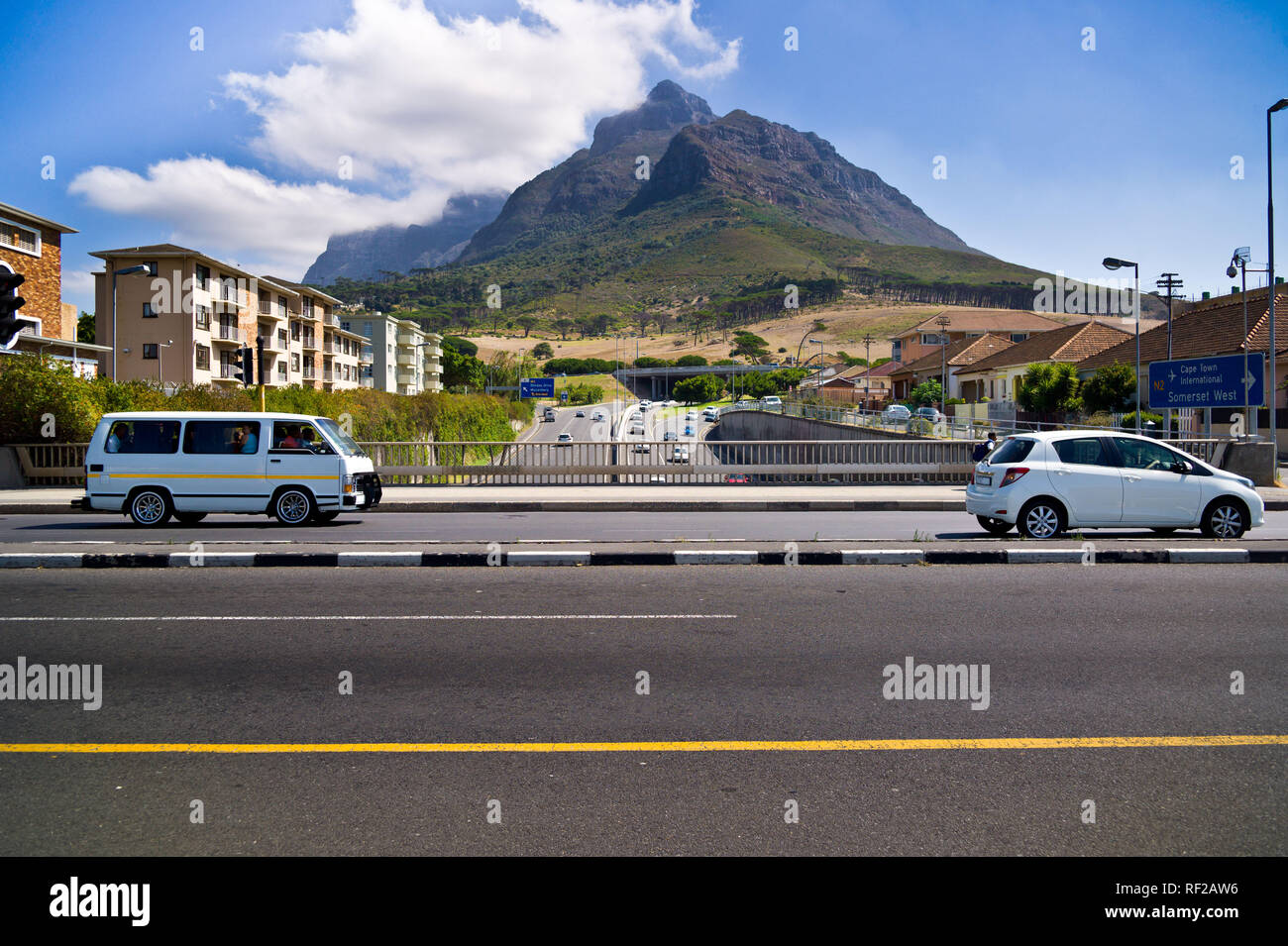 Hauptstraße und der Autobahn M3 sind immer besetzt Transitrouten unter Devil's Peak. Stockfoto