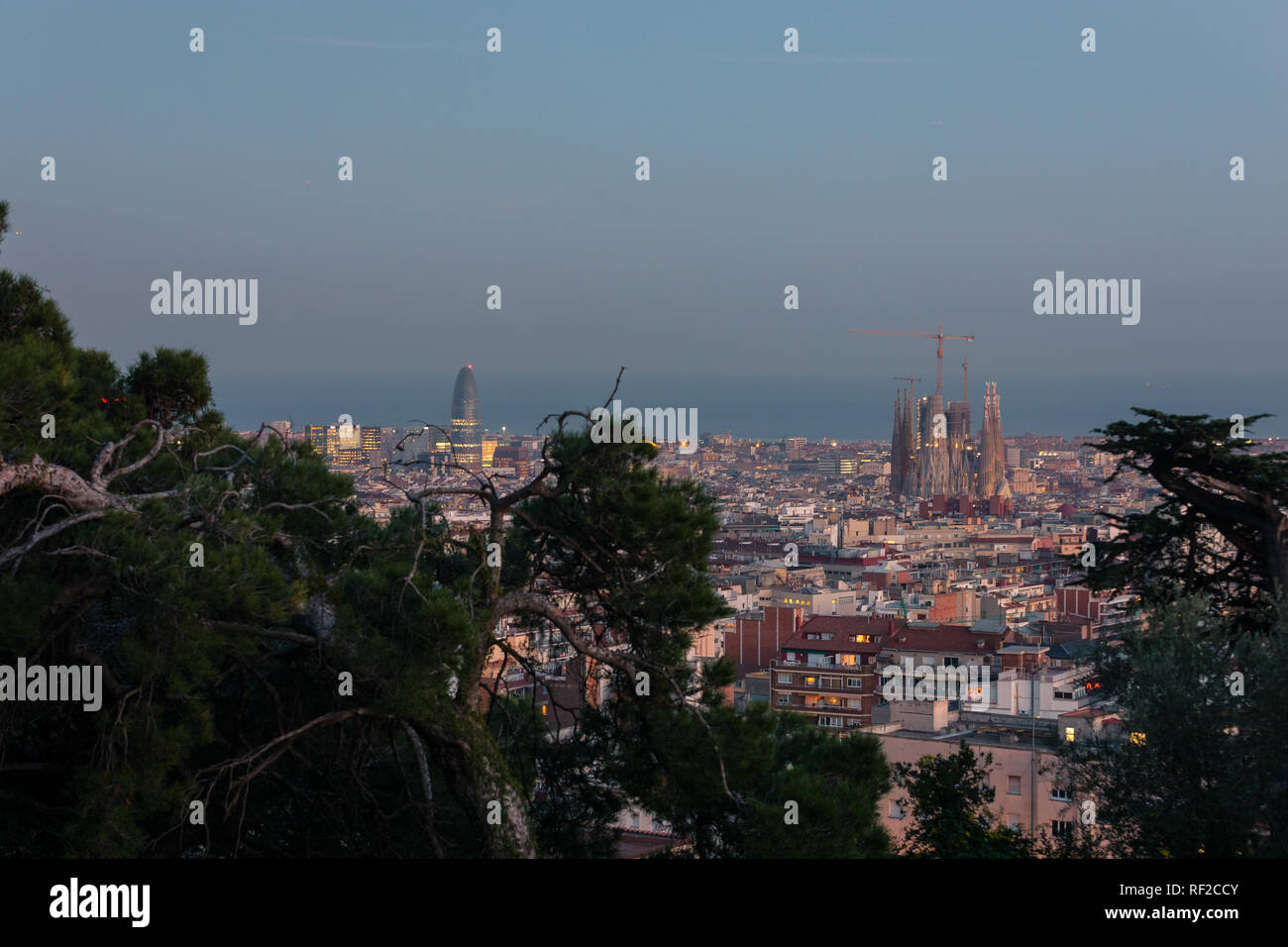 Der agrada Familia' Tempel und Torre Agbar Turm dominiert die Skyline von Barcelona, Katalonien. Stockfoto