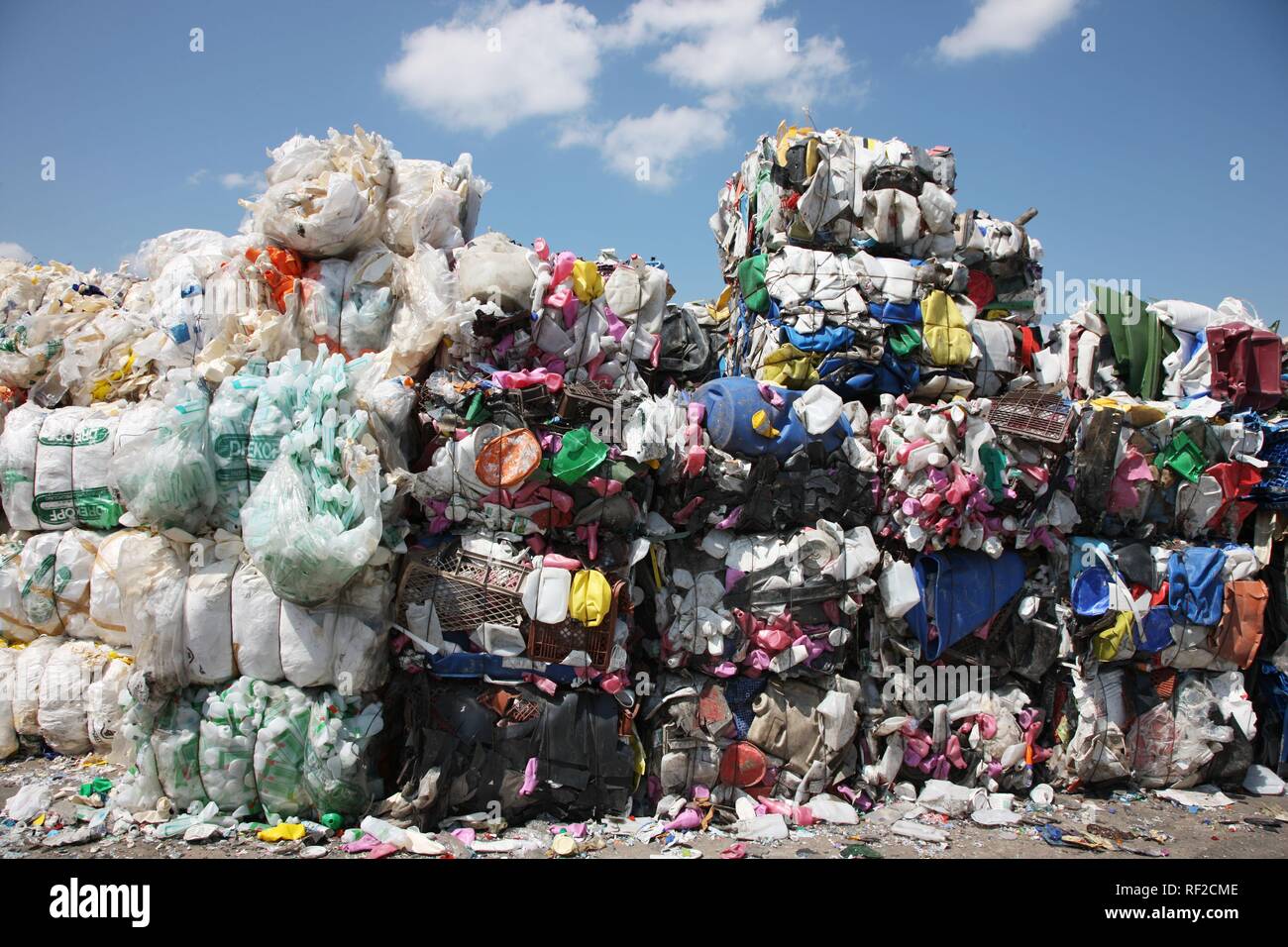 Kunststoff Recycling, PET-Flaschen und Plastik Müll werden geschreddert und  gedrückt, Essen, Nordrhein-Westfalen Stockfotografie - Alamy