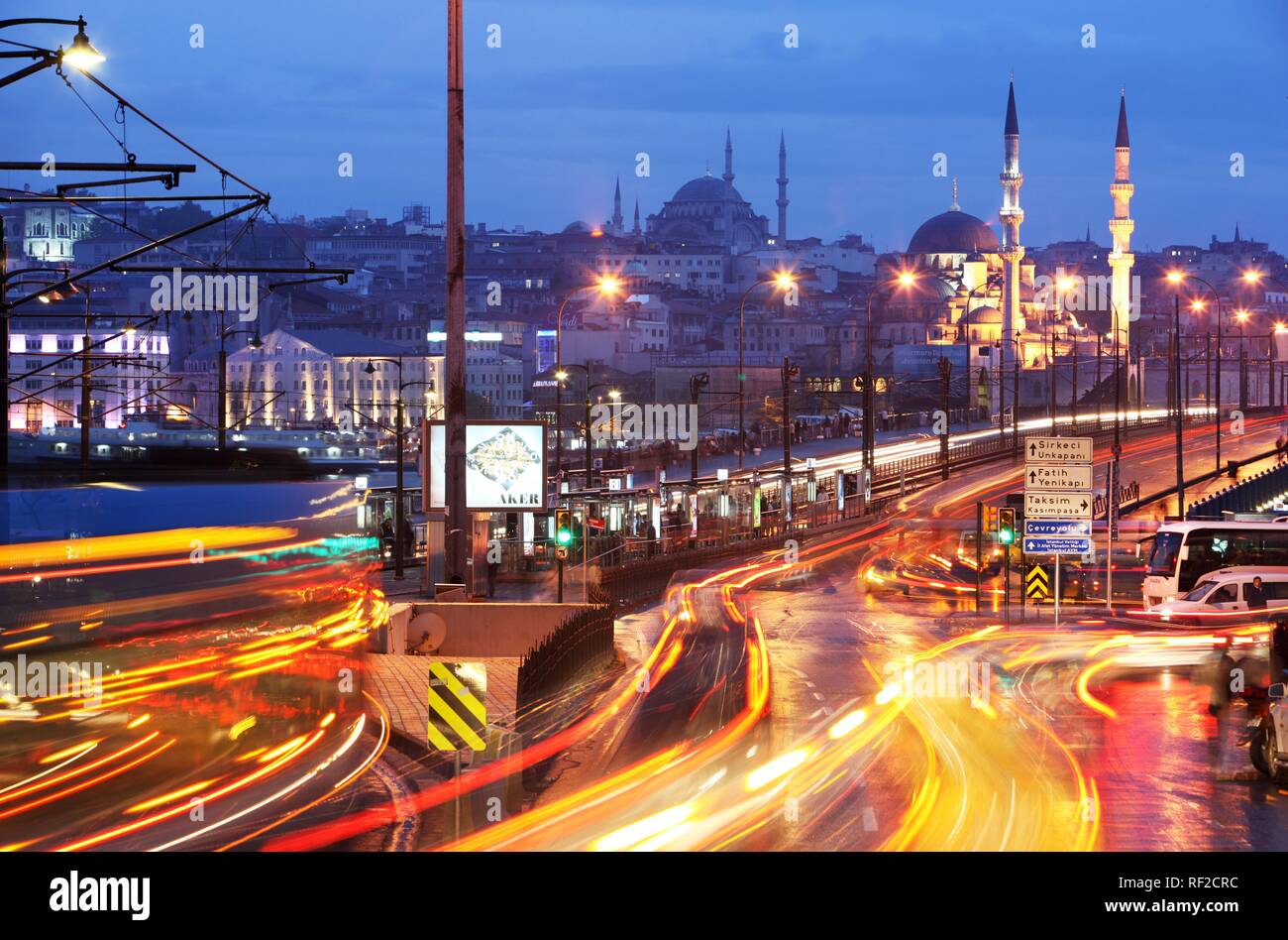 Galata Brücke über das Goldene Horn, zwei-stöckigen Straße Brücke, Verkehr oben, Bars und Restaurants unter, Istanbul, Türkei Stockfoto