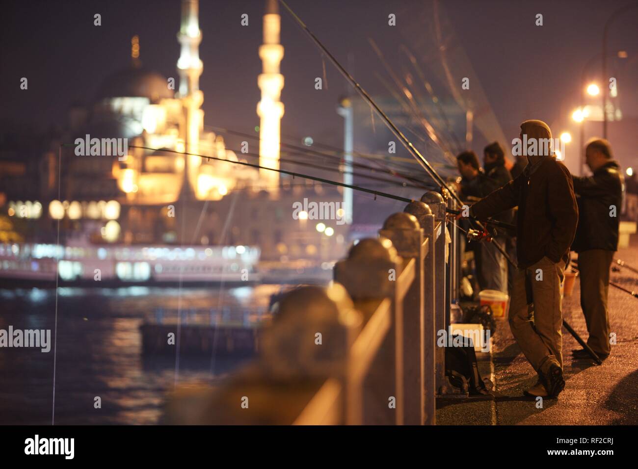 Fischer auf der Galata Brücke über das Goldene Horn, zwei-stöckigen Straße Brücke, Verkehr oben, Bars und Restaurants unter, Istanbul Stockfoto