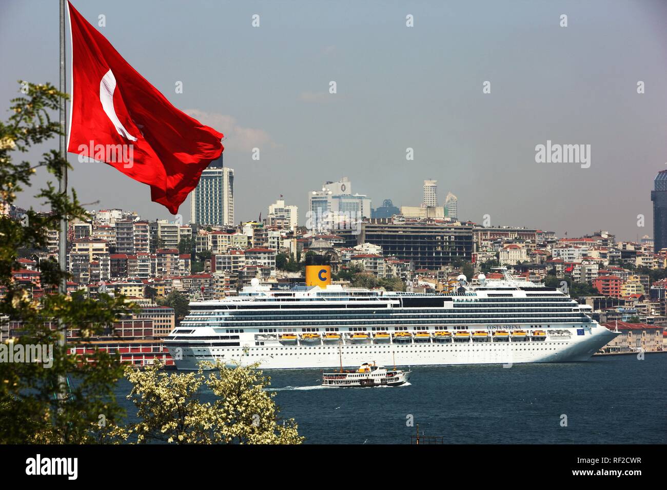 Fähren und einem Passagierschiff auf dem Bosporus vor Galata und Byoglu Bezirke, Skyline, Istanbul, Türkei Stockfoto