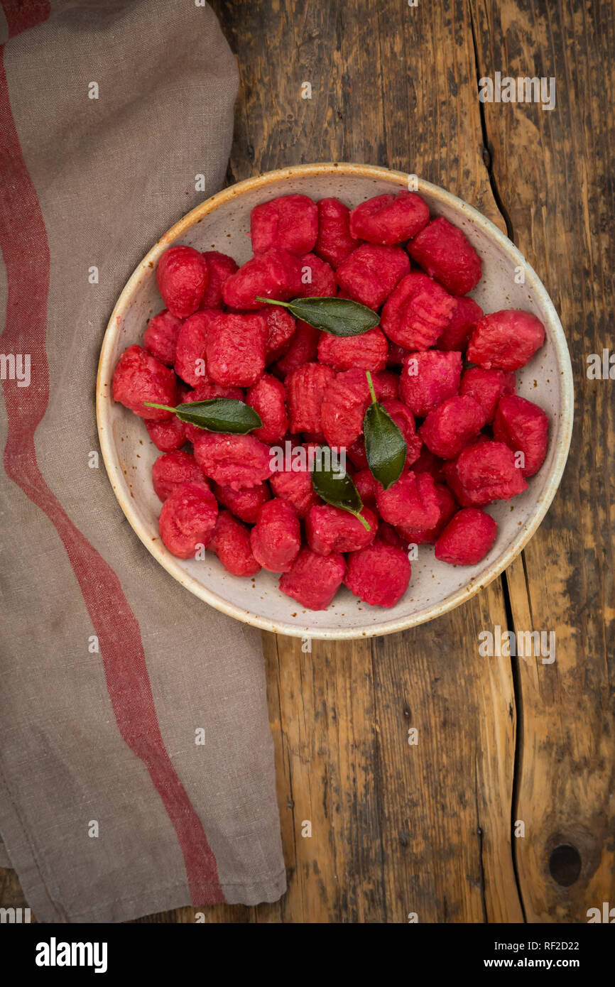 Hausgemachte rote Beete Gnocchi in Schüssel Stockfoto