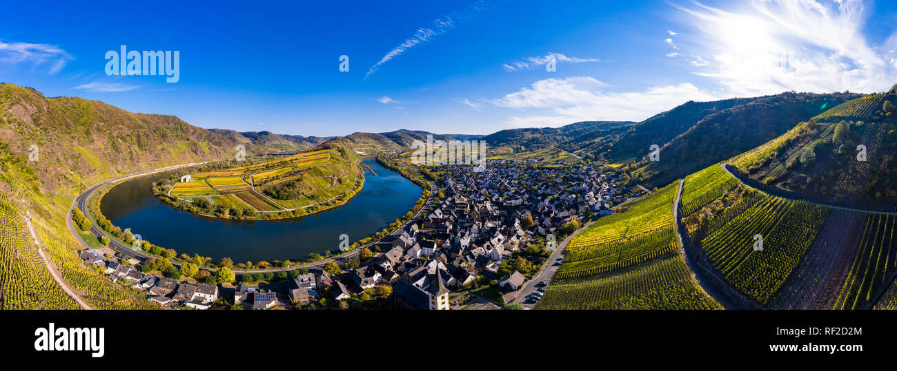 Deutschland, Rheinland-Pfalz, Cochem-Zell, Bremm, Panoramablick auf die Mosel Schleife und Mosel Stockfoto