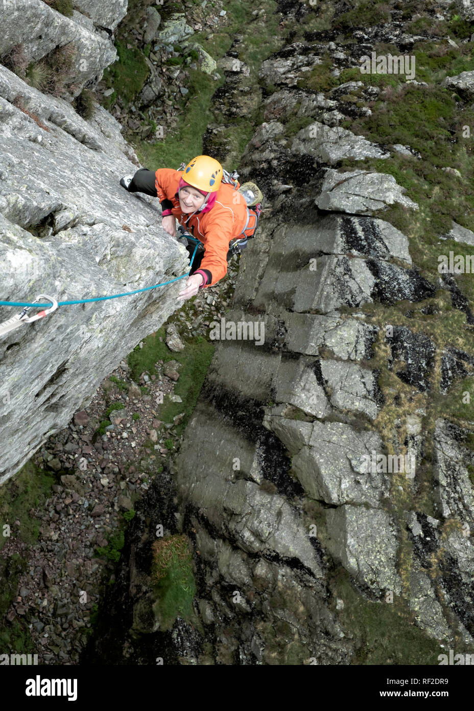 England, Langdale Valley, Gimmer Crag, weiblichen Kletterer am Fels Stockfoto