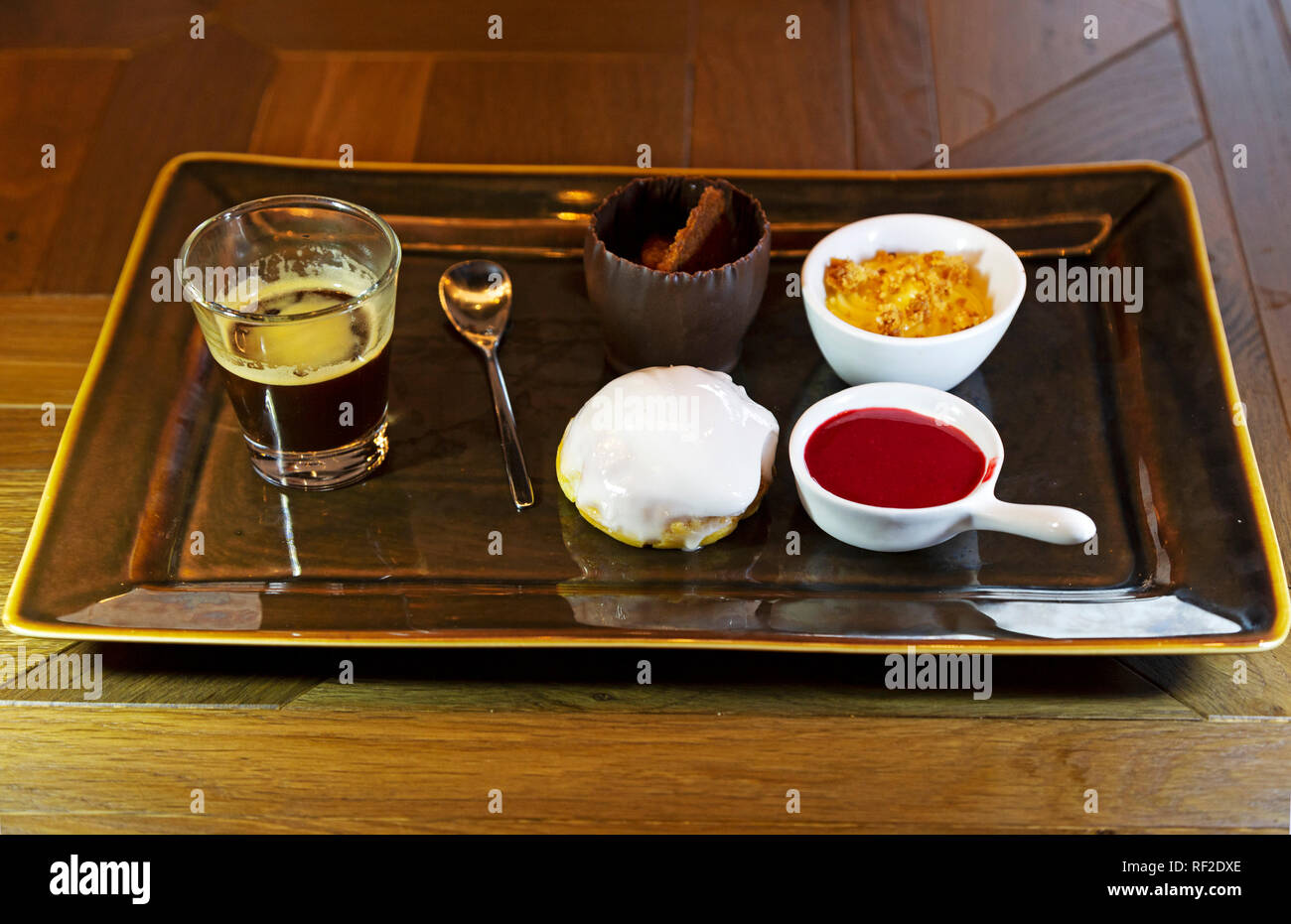 Ein Café Gourmand diente in Frankreich. Der Teller ist ein Kaffee mit einer Auswahl an Desserts des Tages serviert. Stockfoto