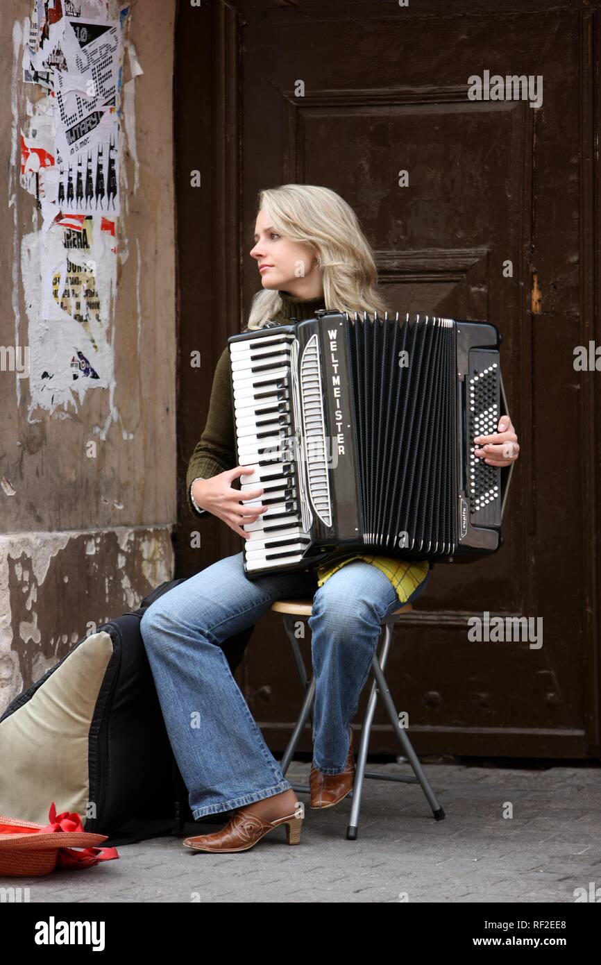 Akkordeon spielen junge blonde Frau Strassenmusiker in der Altstadt von Vilnius, die Hauptstadt von Litauen, Baltikum Stockfoto