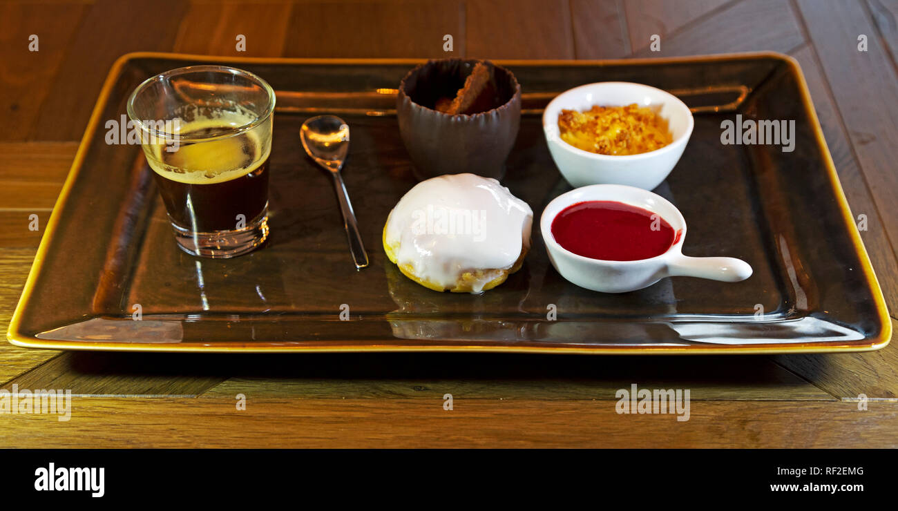 Ein Café Gourmand diente in Frankreich. Der Teller ist ein Kaffee mit einer Auswahl an Desserts des Tages serviert. Stockfoto