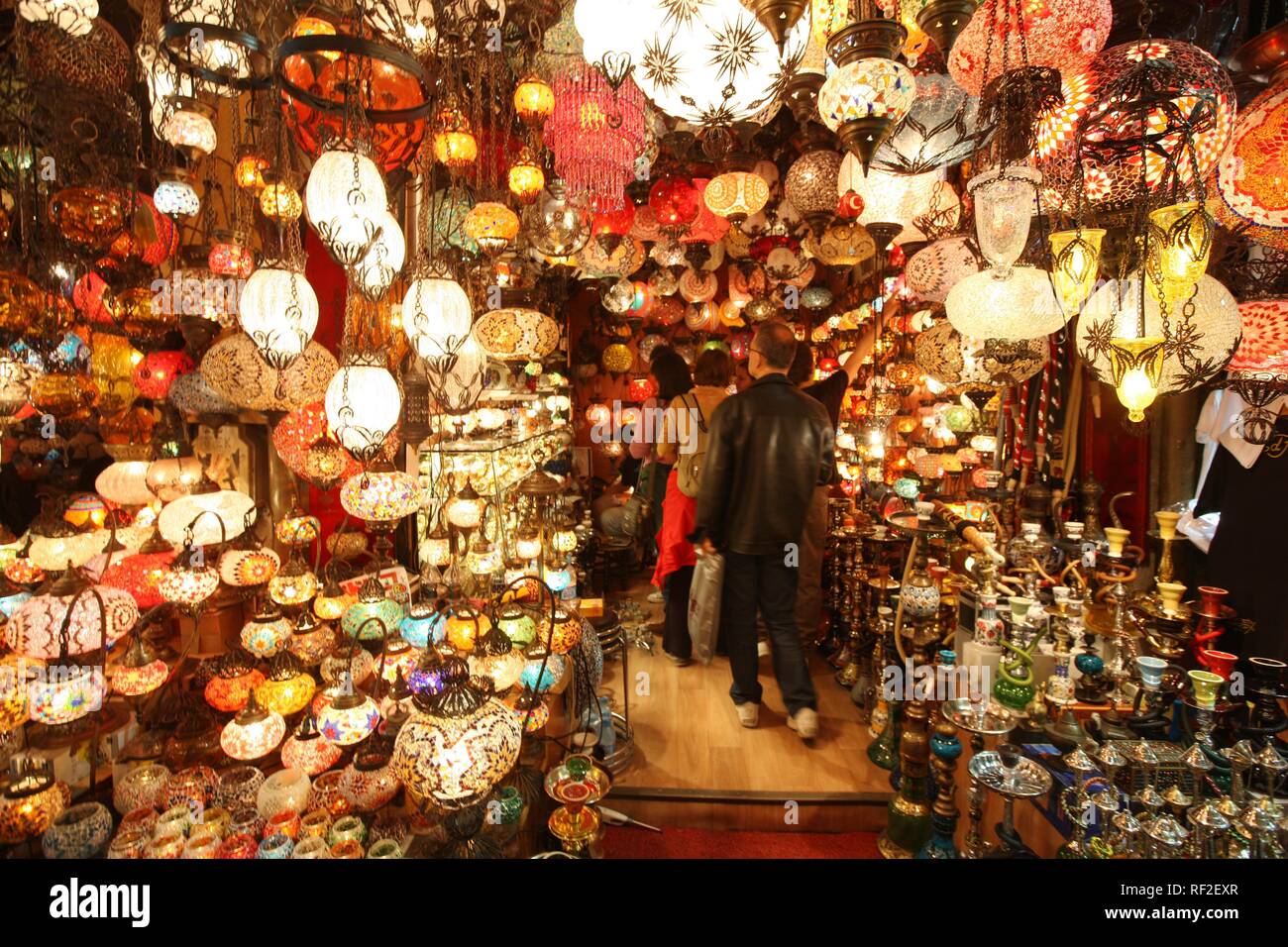 Stand mit Lampen, Vertrieb Stände und Fußgänger, Grand Bazar oder überdachten Bazar, überdachte Markt für Güter aller Art, Istanbul Stockfoto