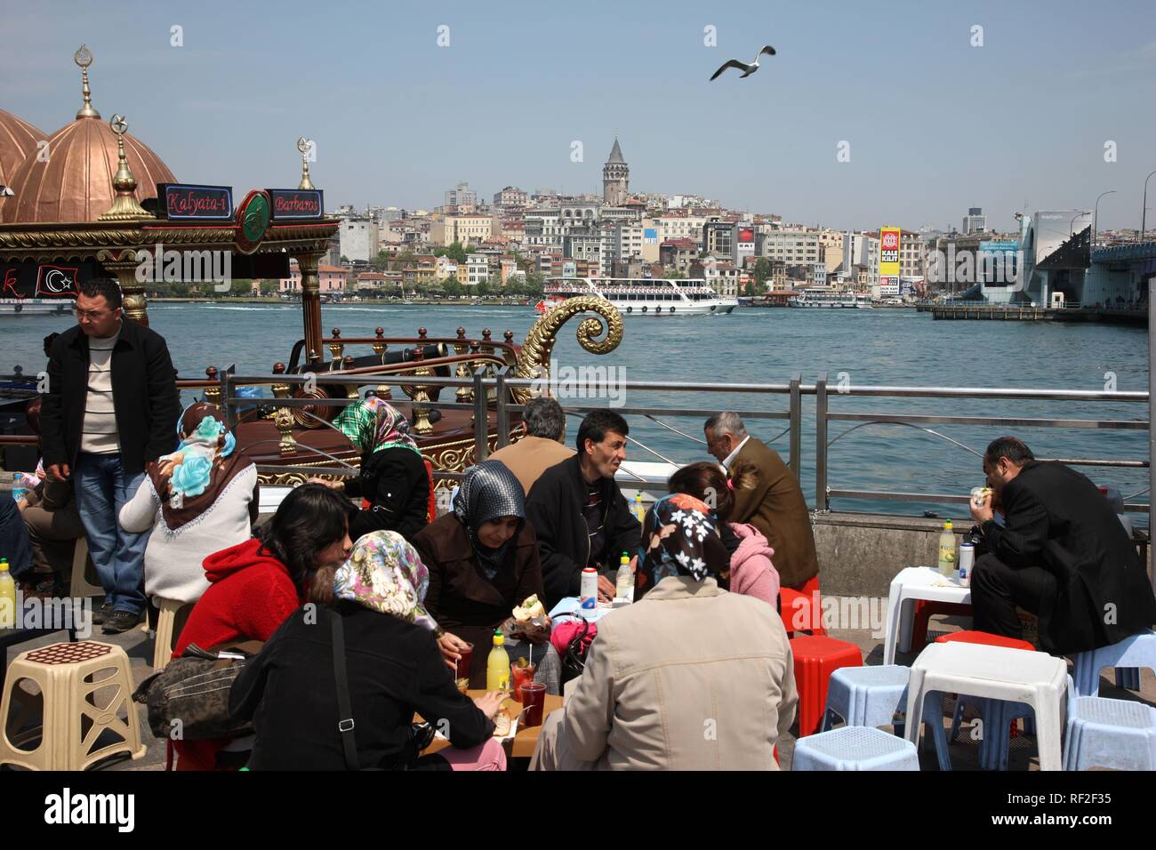 Restaurants, Snack Bars Fisch am Goldenen Horn in Galat Brücke, Istanbul, Türkei, Stockfoto