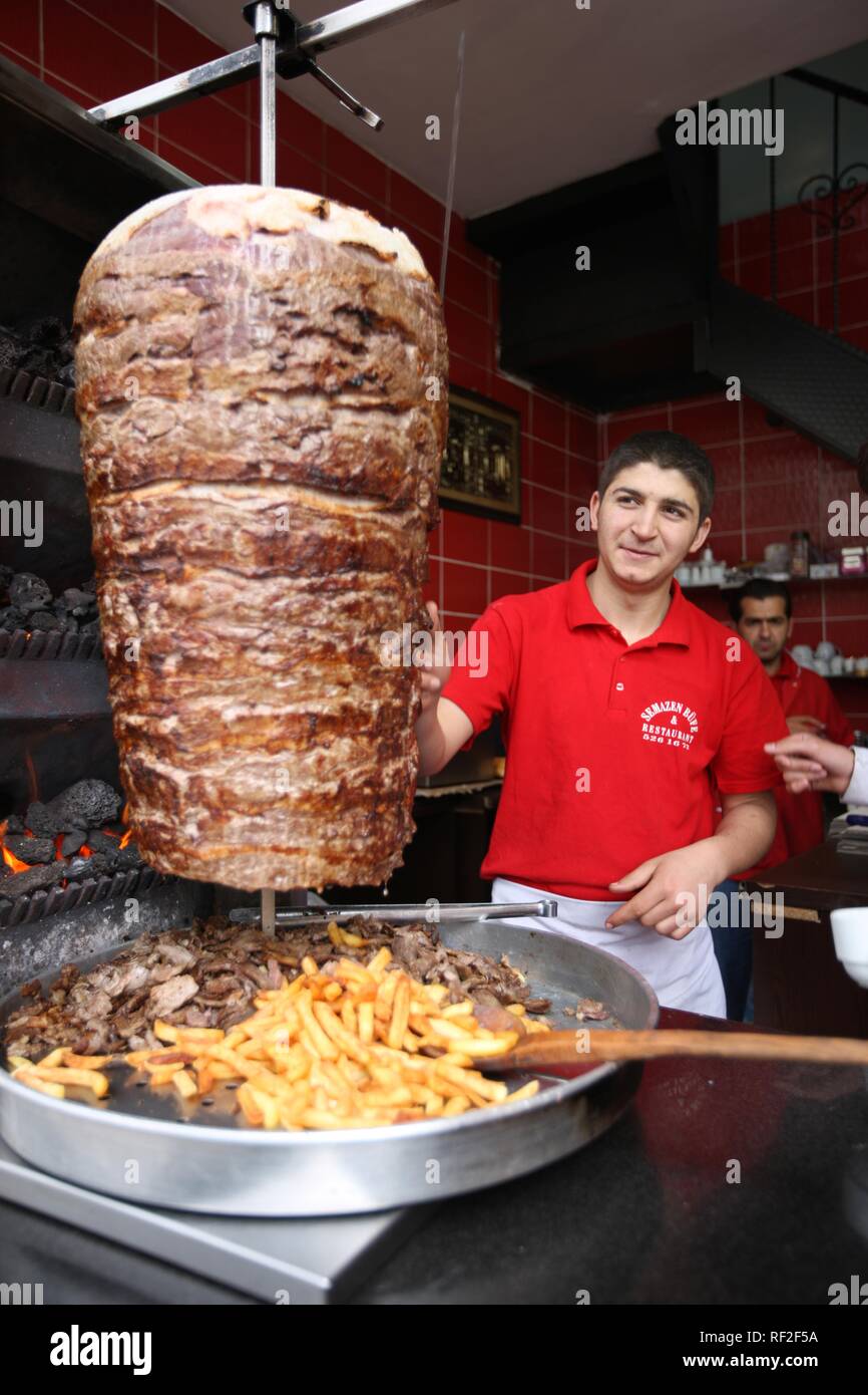 Mann Verkauf von Döner Kebab in einem Stall, Istanbul, Türkei Stockfoto