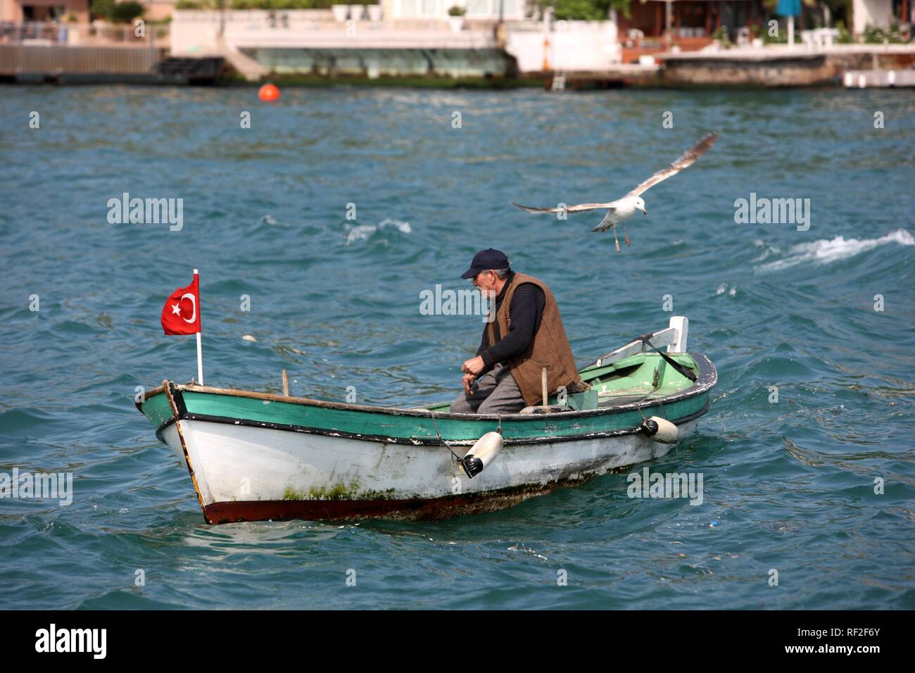 Fischer in einem Boot auf dem Bosporus, Istanbul, Türkei Stockfoto