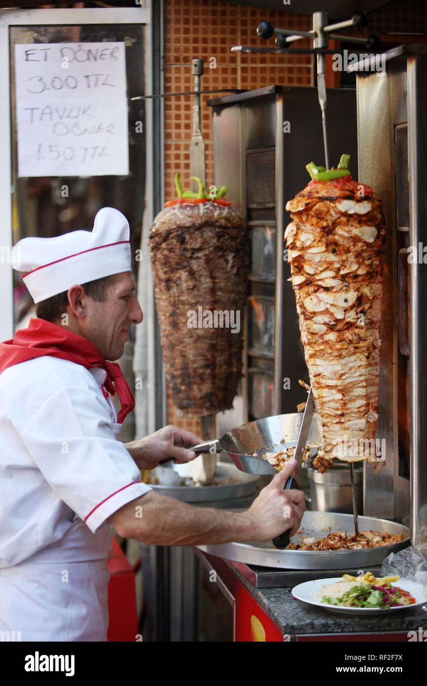 Anbieter in einer Doener Kebab fast food stand, Istanbul, Türkei Stockfoto