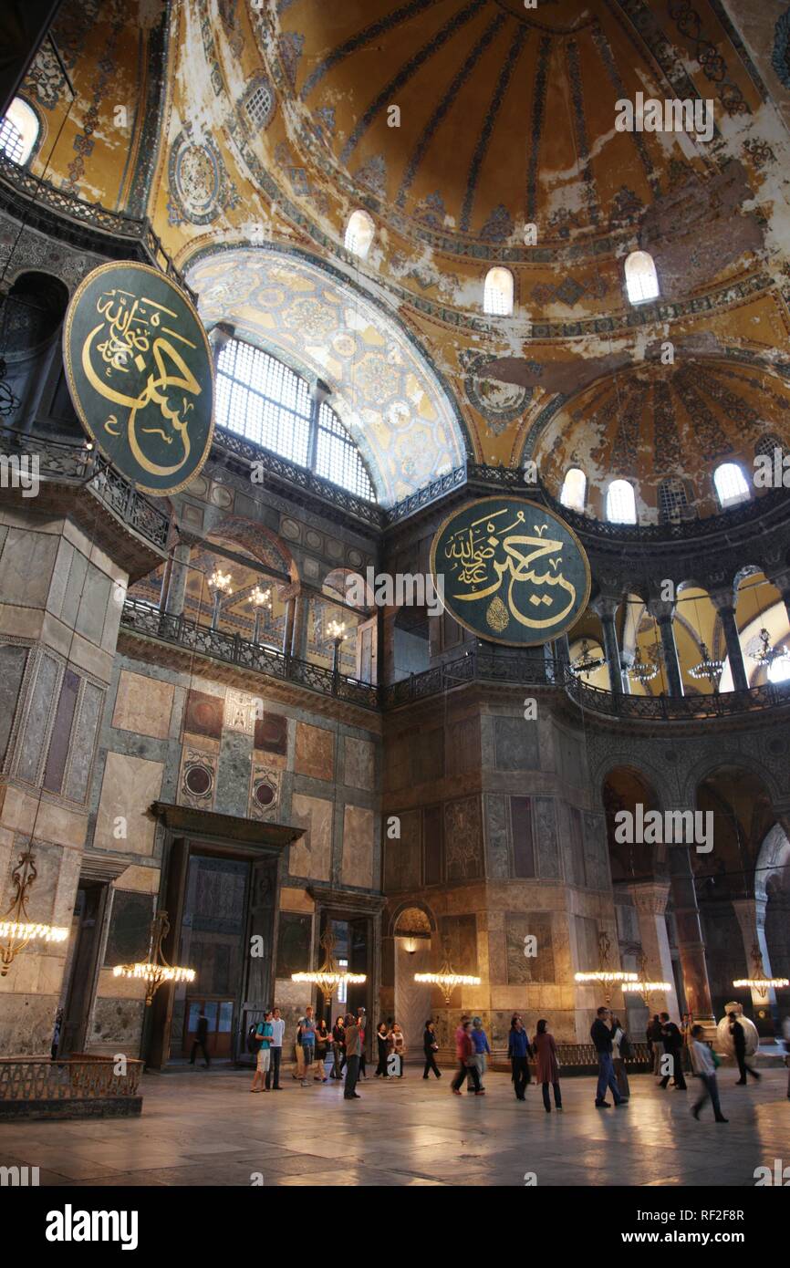 Main Hall, mit 56 Meter hohen Kuppel, Interieur, Hagia Sophia, Moschee, ehemalige Kirche, Sultanahmet, Istanbul, Türkei Stockfoto