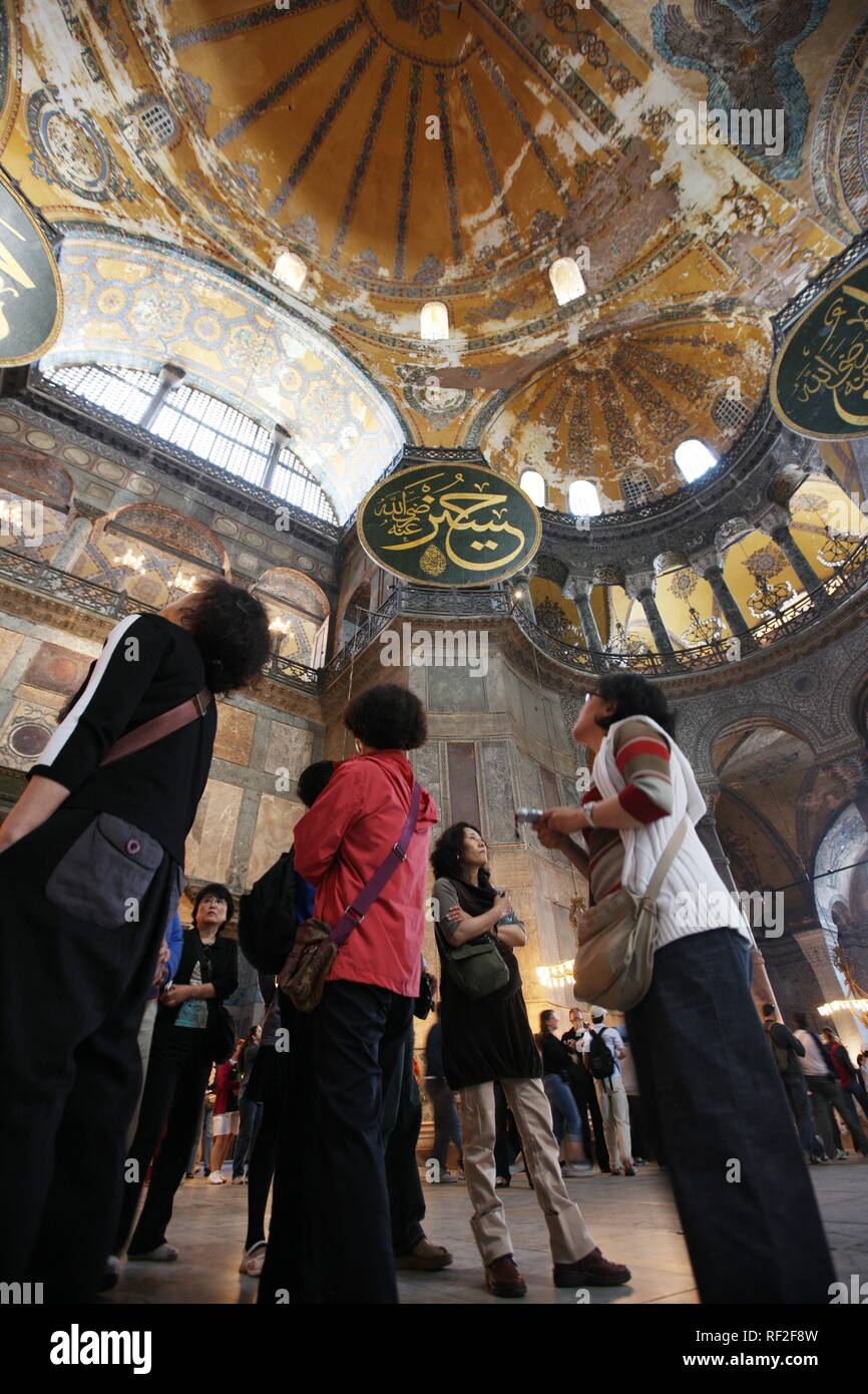 Main Hall mit 56 Meter hohen Kuppel, Interieur, Hagia Sophia, Moschee, ehemalige Kirche, Sultanahmet, Istanbul, Türkei Stockfoto