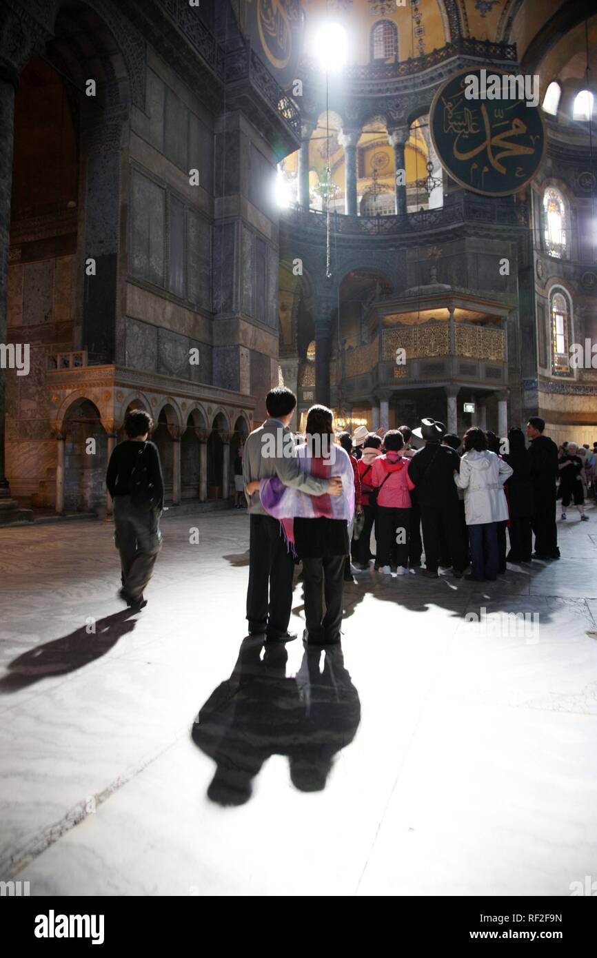 Besucher in der Haupthalle mit 56 Meter hohen Kuppel, Interieur, Hagia Sophia Moschee, ehemalige Kirche, Sultanahmet, Istanbul, Türkei Stockfoto