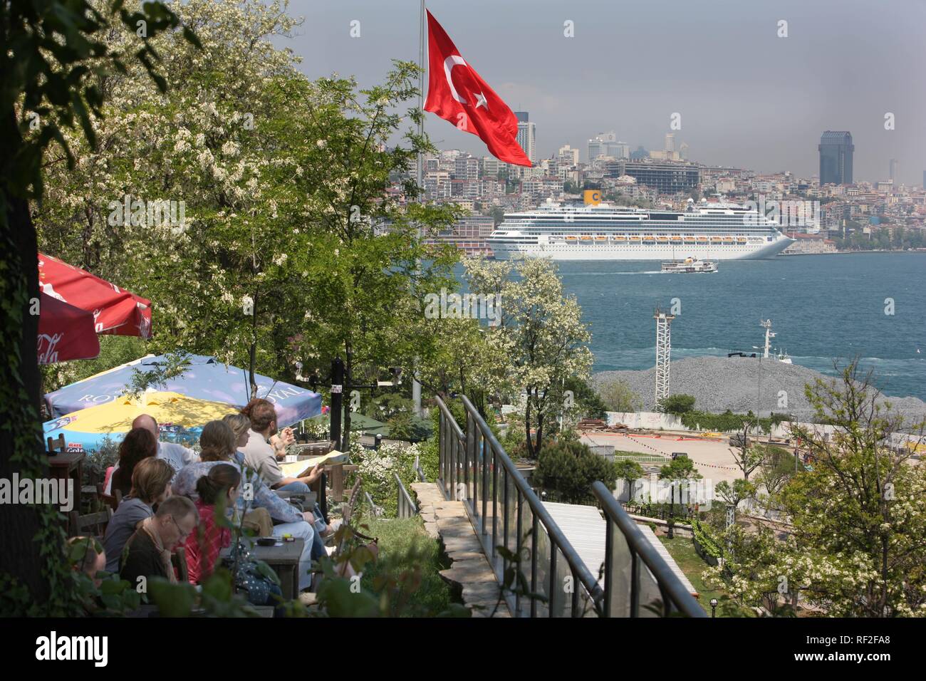 Teegarten im Gülhane Park am Topkapi Palast, mit Blick auf den Bosporus, Istanbul, Türkei Stockfoto