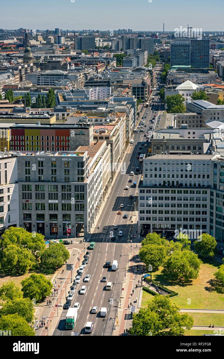 Blick auf den Potsdamer Platz, das Einkaufszentrum von Berlin, Leipziger Straße, Mitte, Berlin, Deutschland Stockfoto