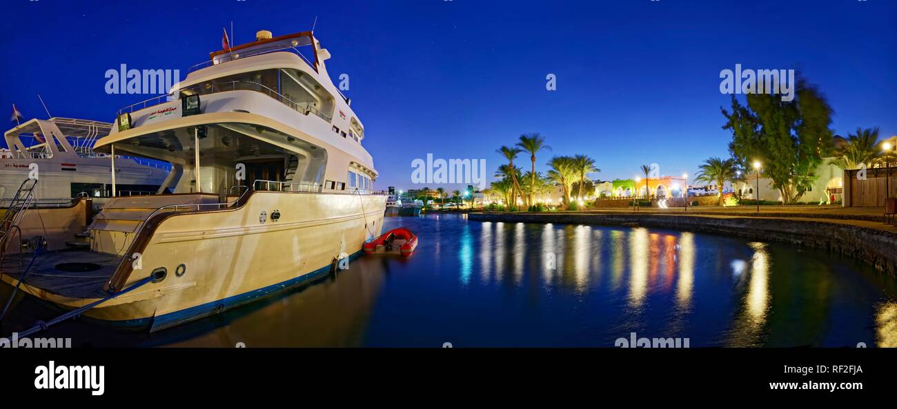 Tauchboot im Hafen Blue Water Dive Resort bei Sonnenuntergang, Hurghada, Rotes Meer, Ägypten Stockfoto
