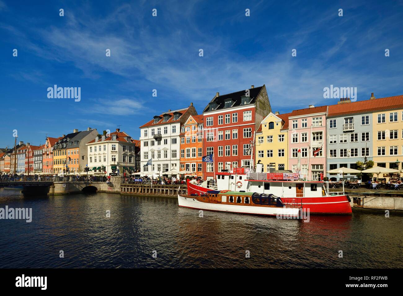 Boote auf dem Kanal vor bunten Häuserfassaden, Entertainment District, Nyhavn, Kopenhagen, Dänemark Stockfoto