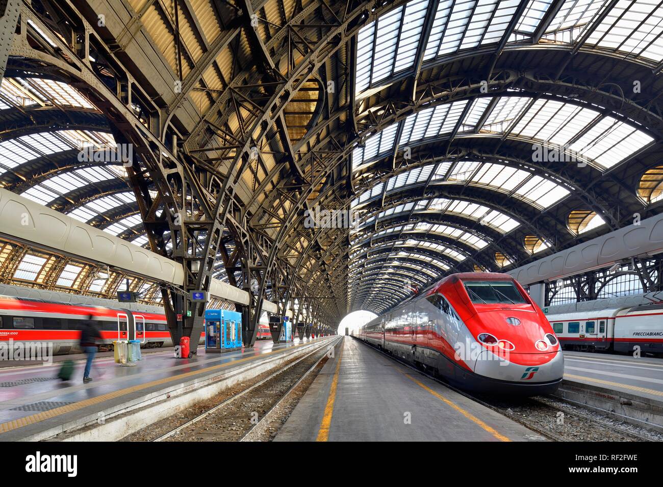 Halle in den Hauptbahnhof Stazione Centrale, mit Hochgeschwindigkeitszüge Frecciarossa, Mailand, Lombardei, Italien Stockfoto