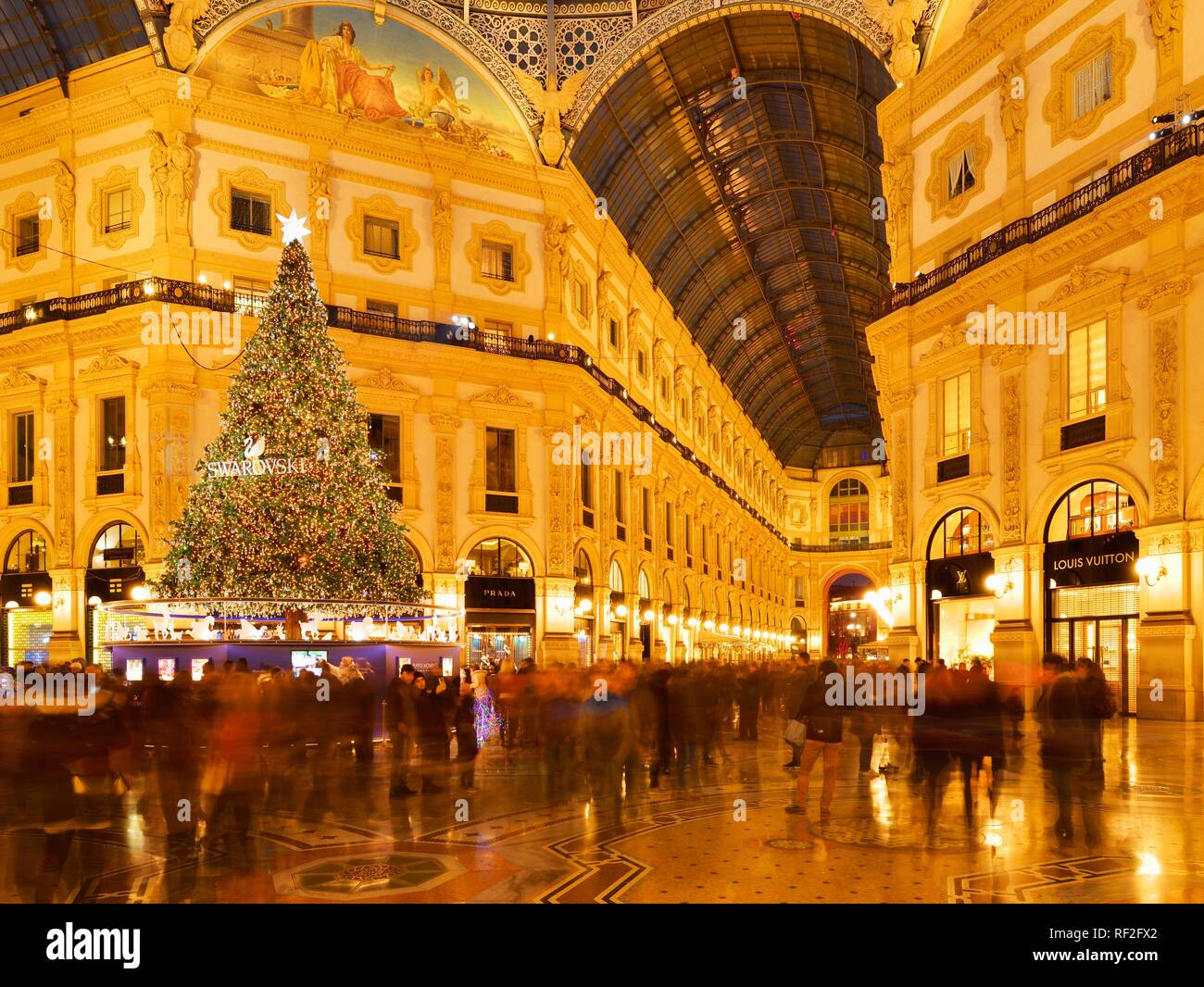 Leute an Weihnachten und Weihnachtsbeleuchtung in Luxus Shopping Arcade bestaunen, überdachte Galerie Galleria Vittorio Emanuele II. Stockfoto