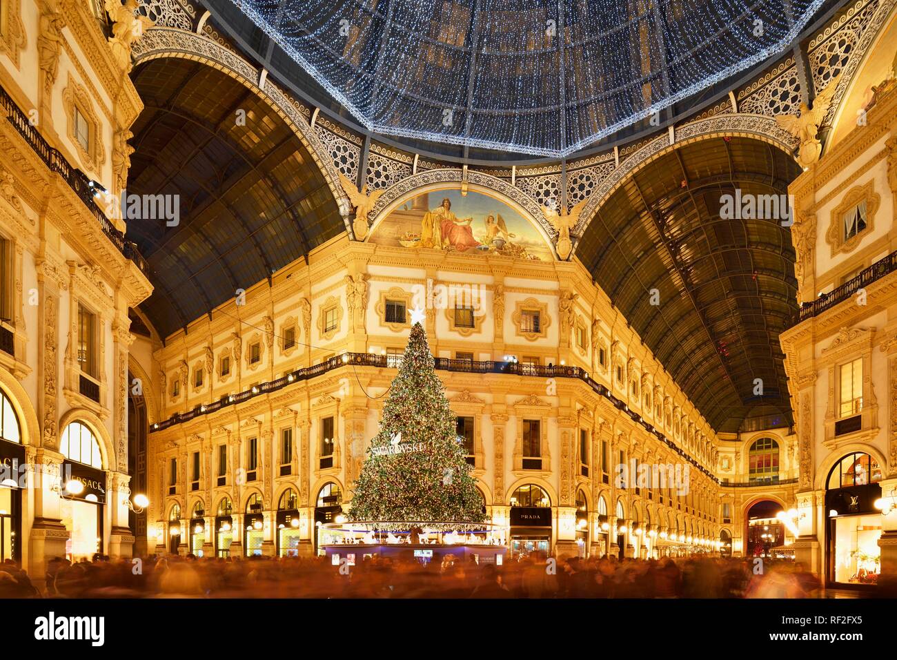 Leute an Weihnachten und Weihnachtsbeleuchtung in Luxus Shopping Arcade bestaunen, überdachte Galerie Galleria Vittorio Emanuele II. Stockfoto
