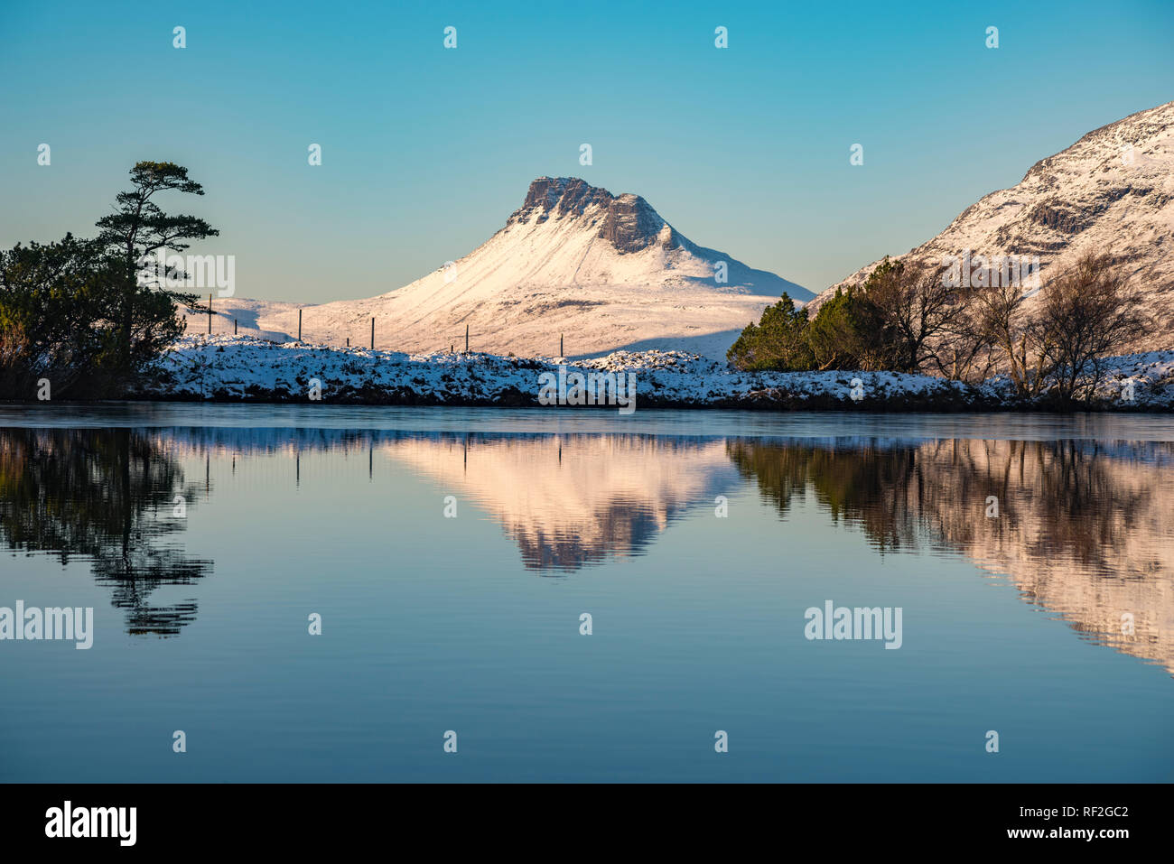 Reflexion der Stac Pollaidh im Winter im Schnee, Inverpolly, Assynt bedeckt, Wester Ross, Scottish Highlands, Schottland, Großbritannien, Europa Stockfoto