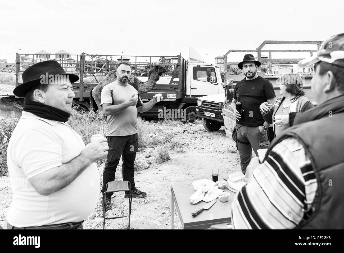 Gruppe genießen Sie das Frühstück im Freien mit einem Wein, der in der San Sebastian Fiesta in La Caleta, Teneriffa, Kanarische Inseln, Spanien Stockfoto