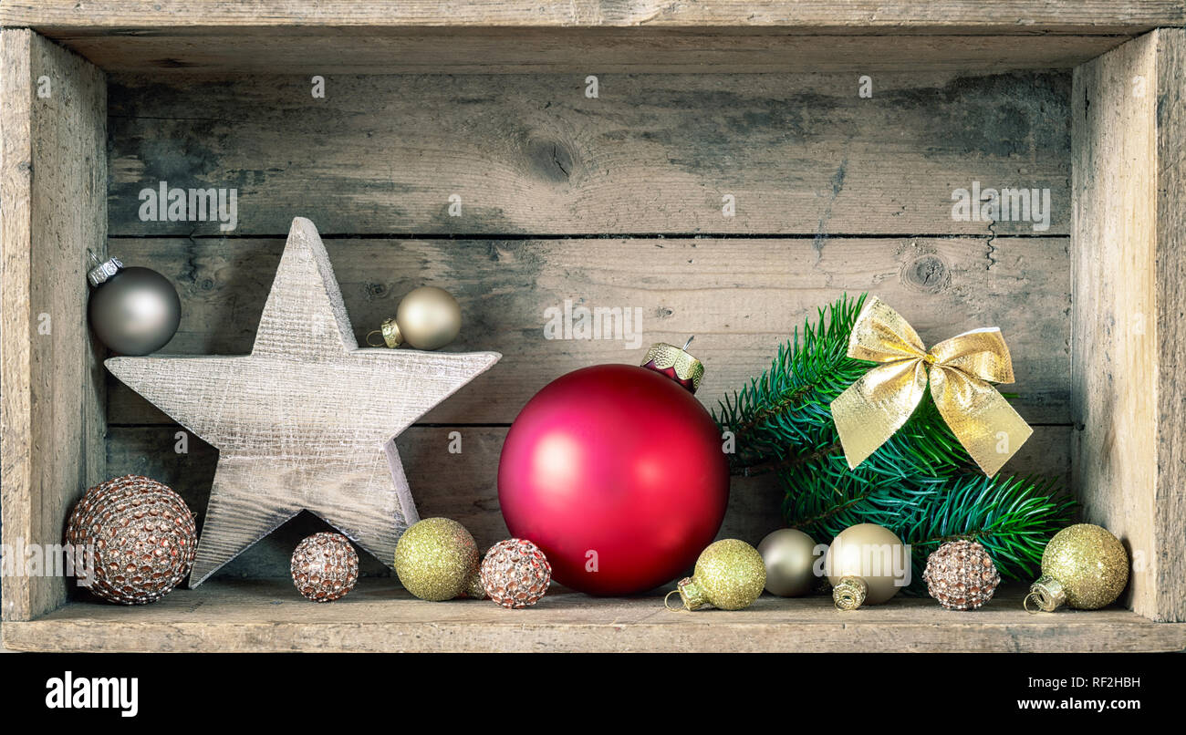 Eine typische Symbole Weihnachten Dekoration auf einer hölzernen Hintergrund Stockfoto