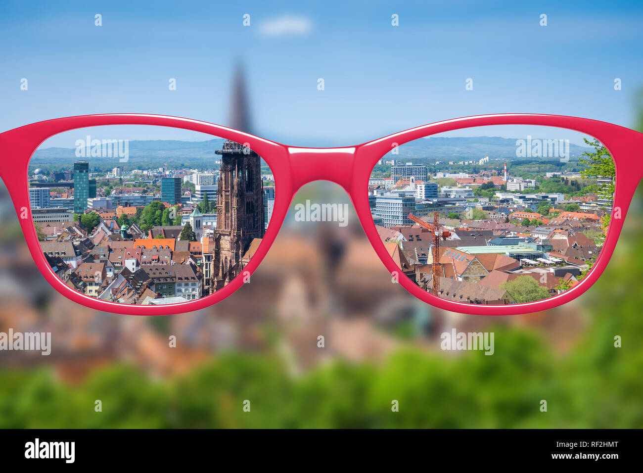 Blick durch die Brille scharf mit Brille unscharf ohne Brille Stockfoto
