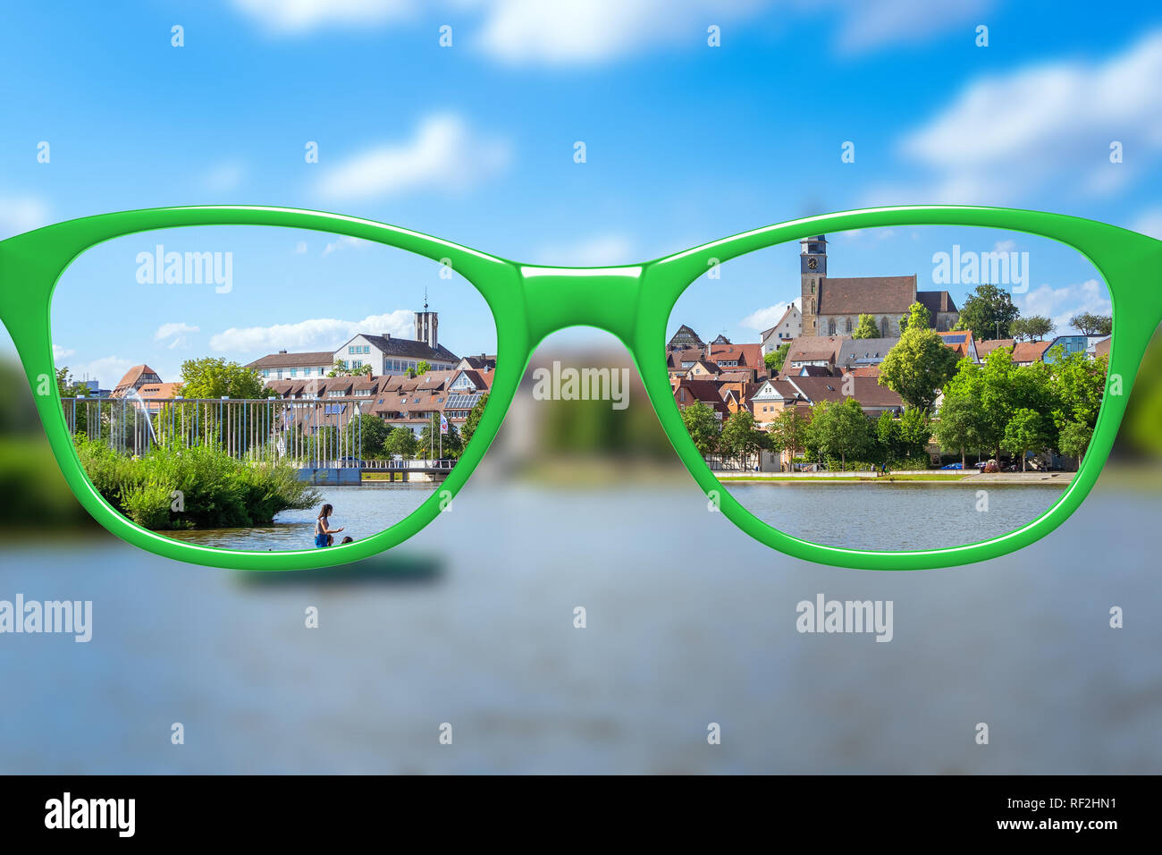 Blick durch die Brille scharf mit Brille unscharf ohne Brille Stockfoto
