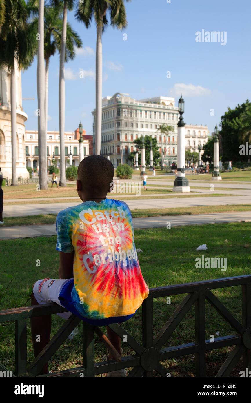 Junger Mann, Riegel - gefärbte Karibik t-shirt in Havanna, Kuba, Karibik Stockfoto