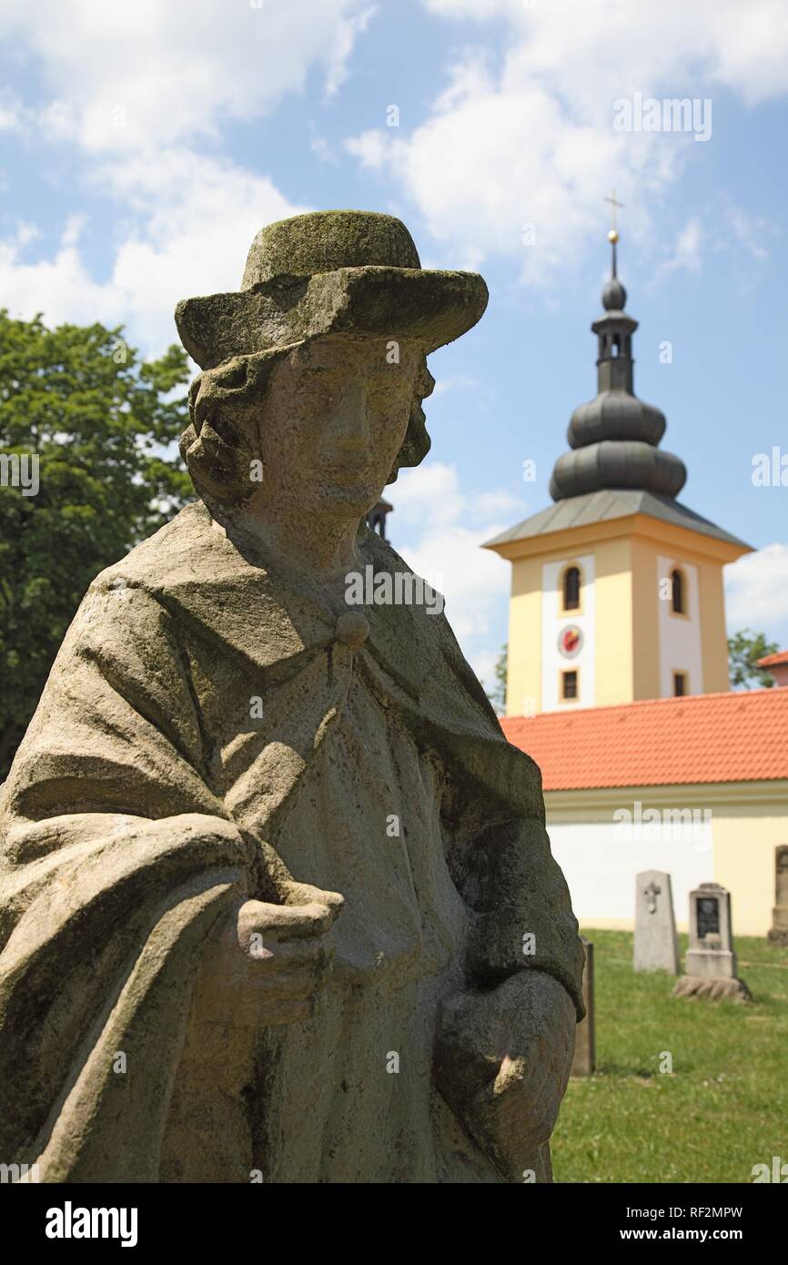 Apostel Abbildung in der historischen Friedhof von der Wallfahrtskirche Maria Loreto in Altkinsberg, Stary Hroznatov, Cheb Stockfoto Apostel Abbildung in der historischen Friedhof von der Wallfahrtskirche Maria Loreto in Altkinsberg, Stary Hroznatov, Cheb Stockfoto