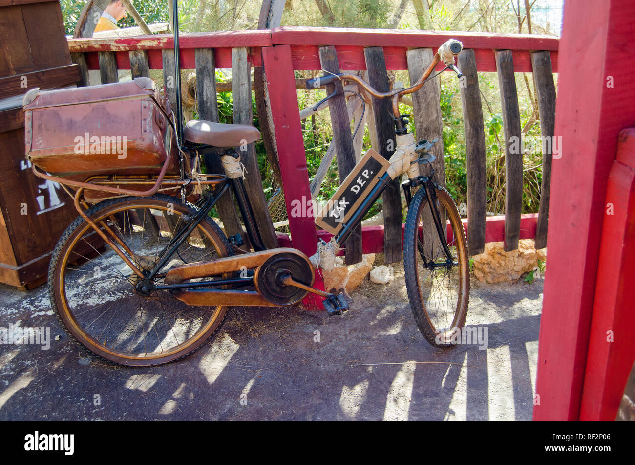 Mellieha, Malta, 30. Dezember 2018 - Vintage Fahrrad in popeye village Anchor Bay Stockfoto