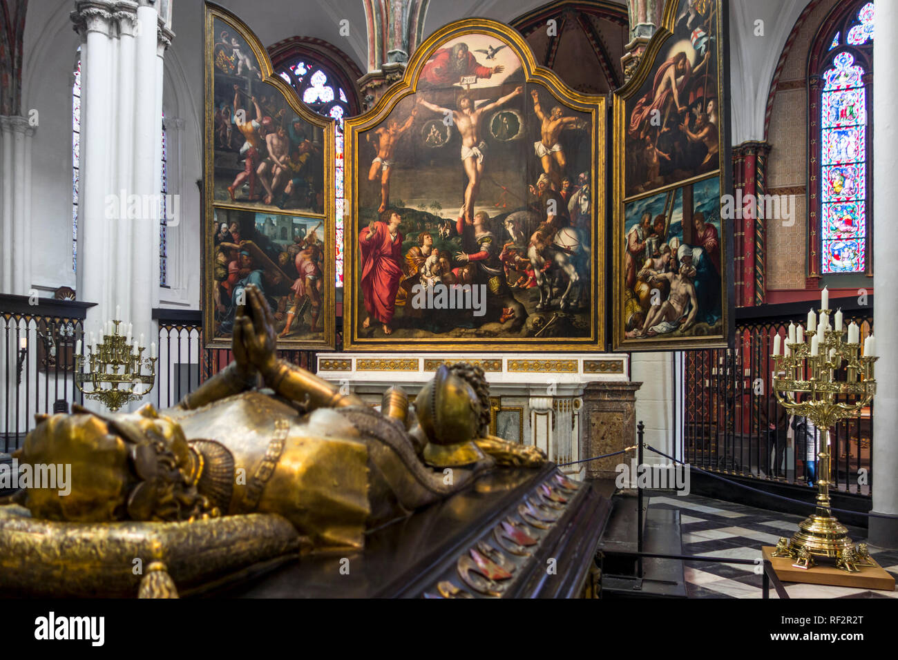 Triptychon Passion Christi und das Grab von Karl dem Kühnen in der Kirche Unserer Lieben Frau/Onze-Lieve-Vrouwekerk in der Stadt Brügge, Westflandern, Belgien Stockfoto