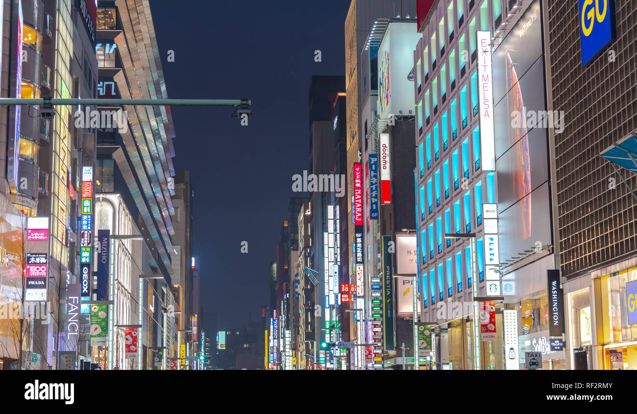 Nachtansicht von Ginza District, hat der Bezirk berühmte Marke Flagship Stores überall, bietet High-End-Fachgeschäfte. Stockfoto
