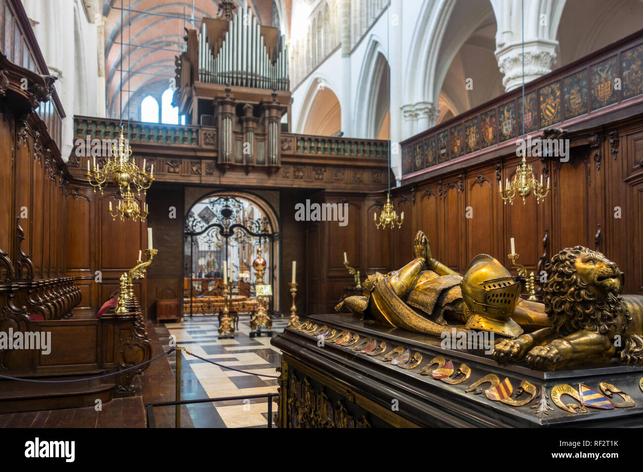 Grab von Karl dem Kühnen und Chor in der Kirche Unserer Lieben Frau/Onze-Lieve-Vrouwekerk in der Stadt Brügge, Westflandern, Belgien Stockfoto