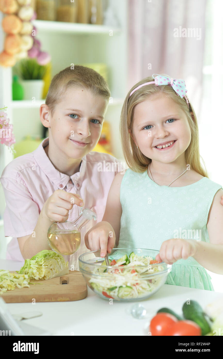 Kleiner Bruder und Schwester Vorbereitung Salat zusammen Stockfoto