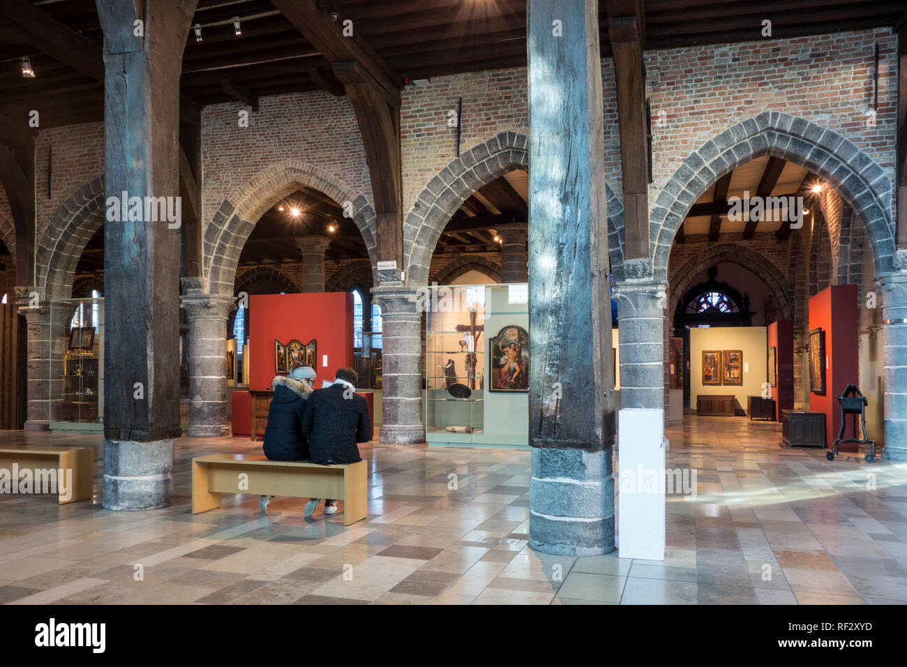 Touristen, Museum in der alten Kranken-Bucht an der mittelalterlichen Sint-Janshospitaal/St John's Hospital in der Stadt Brügge, Westflandern, Belgien Stockfoto