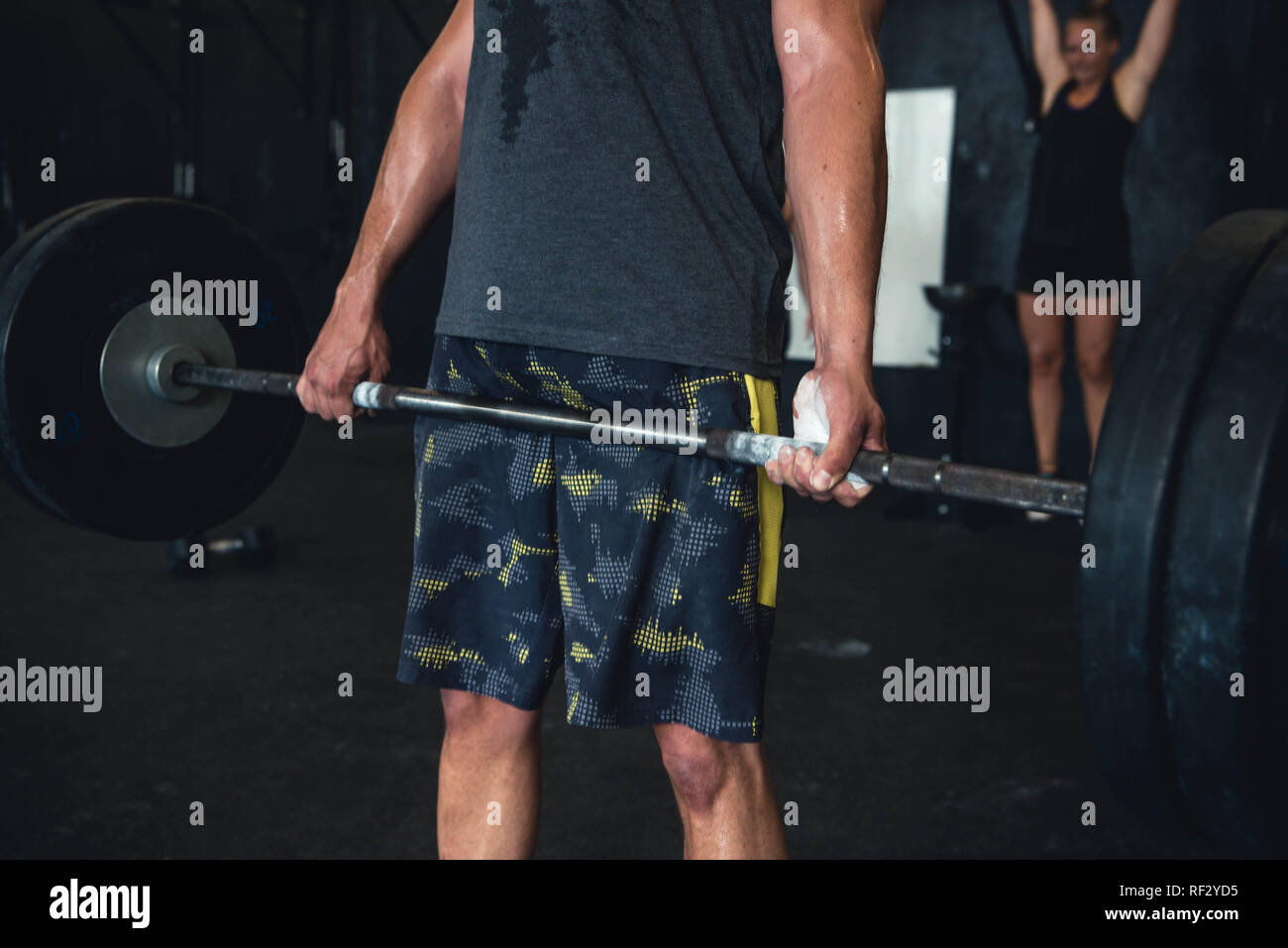 Authentische Bilder von Männern und Frauen heraus in der Turnhalle Einstellung arbeiten. Fitnessgeräte verwendet wird. Stockfoto