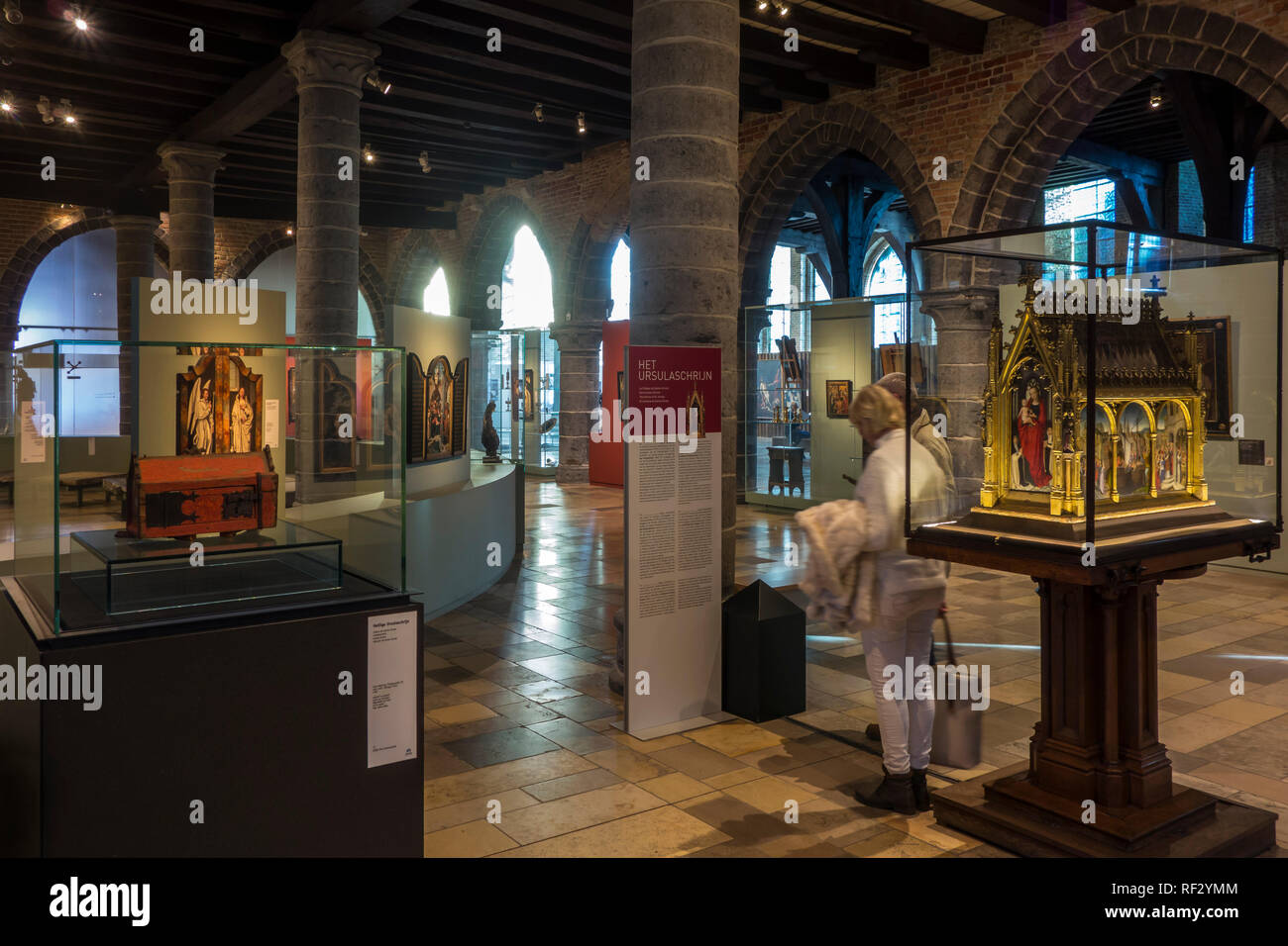 Touristen, Museum in der alten Kranken-Bucht an der mittelalterlichen Sint-Janshospitaal/St John's Hospital in der Stadt Brügge, Westflandern, Belgien Stockfoto