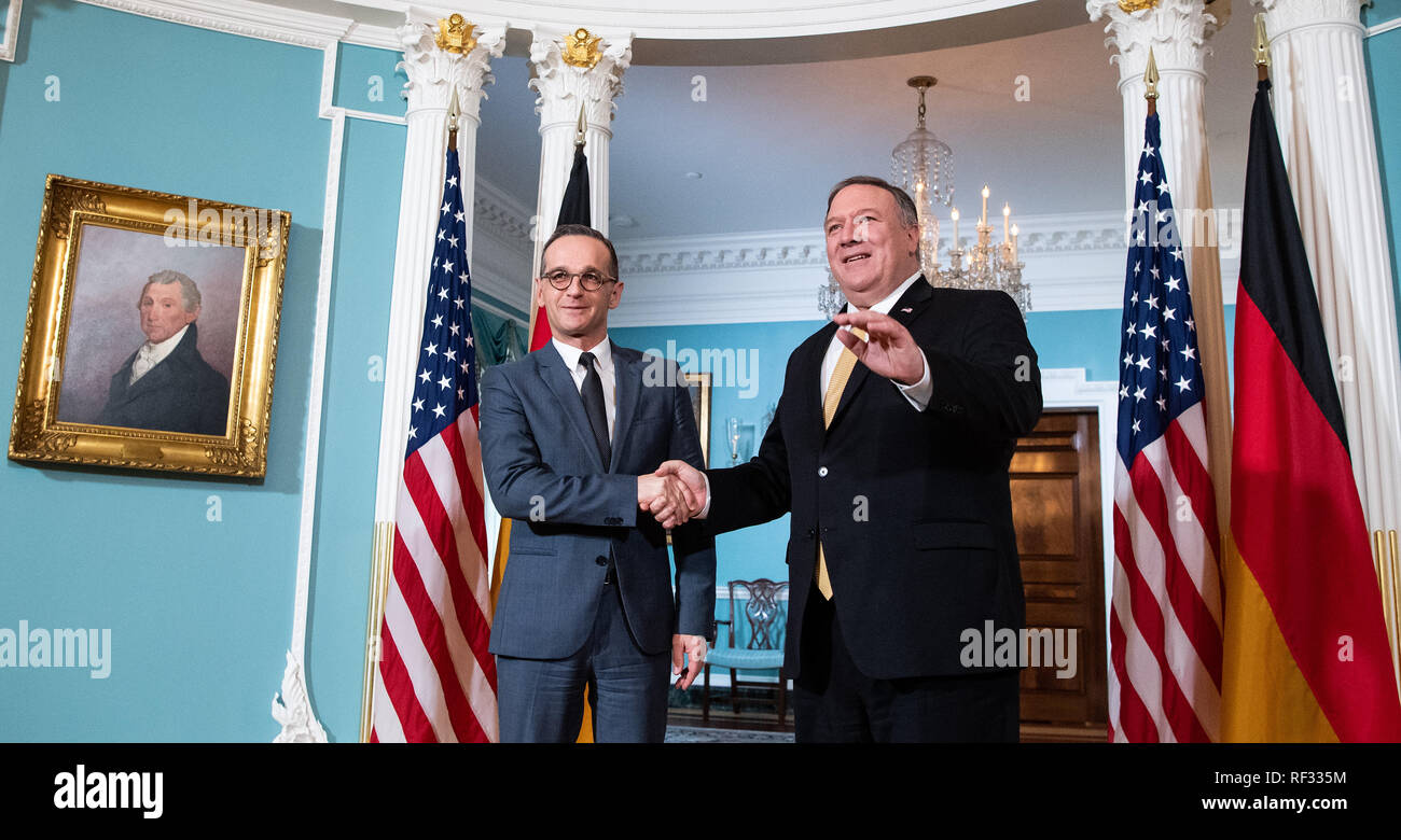 Washington, USA. 23 Jan, 2019. Heiko Maas (l, SPD), der Staatssekretär, und amerikanische Außenminister, Mike Richard Pompeo Treffen in Washington (USA). Der deutsche Außenminister ist auf eine dreitägige Reise in die Vereinigten Staaten von Amerika (USA). Quelle: Bernd von Jutrczenka/dpa/Alamy leben Nachrichten Stockfoto