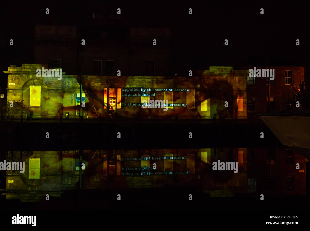 Leith, Edinburgh, Schottland, Großbritannien, 23. Januar 2019. Nachricht vom Himmel ist eine nächtliche Projektion an sechs Standorten in den Kopf. Es ist von Edinburgh's Hogmanay und Edinburgh International Book Festival, von Underbelly mit Edinburgh UNESCO Stadt der Literatur Vertrauen hergestellt und durch kreative Schottland unterstützt in Auftrag gegeben. Leith Custom House mit Chitra Ramaswamy's Geschichte Stockfoto