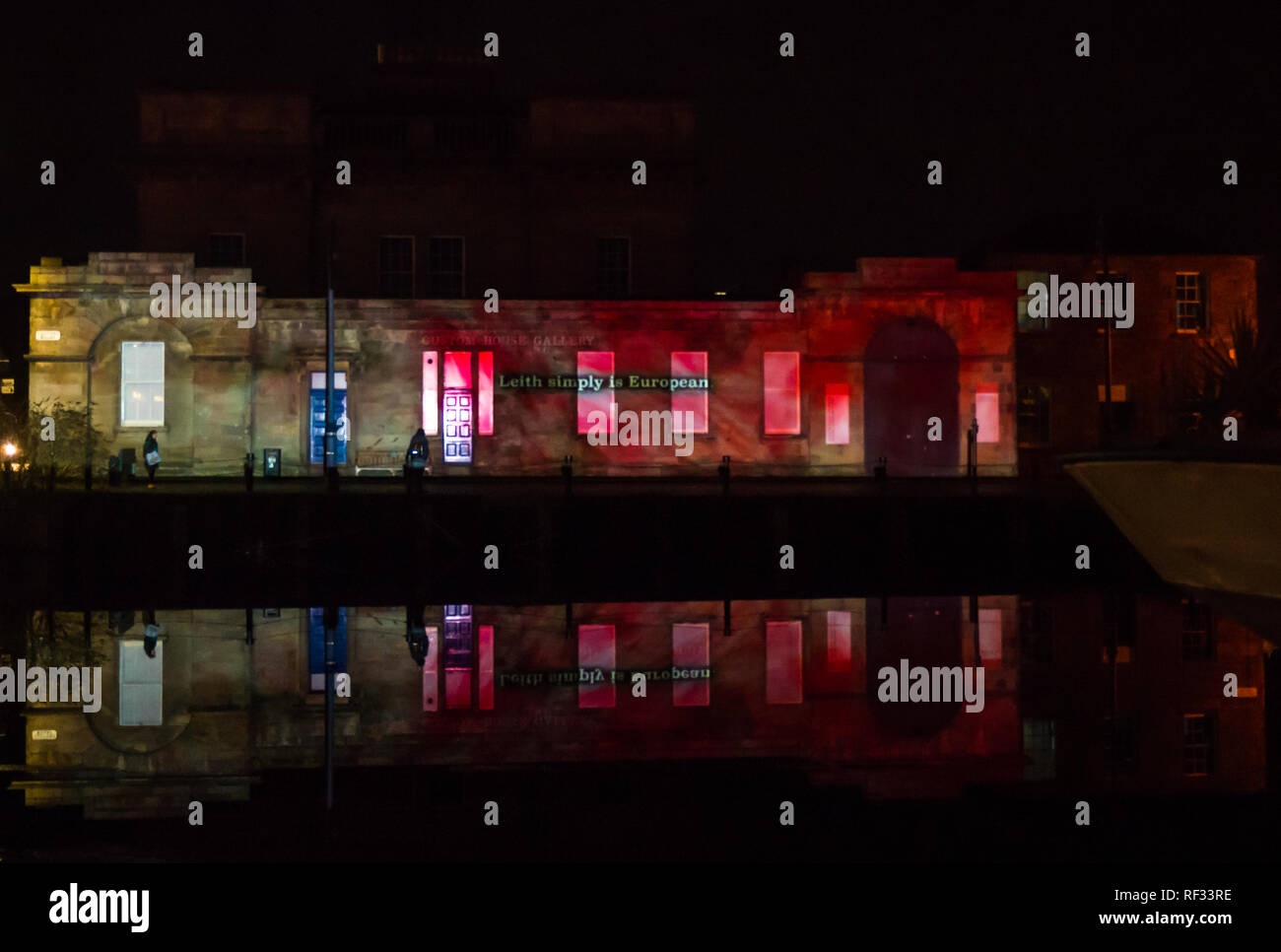 Leith, Edinburgh, Schottland, Großbritannien, 23. Januar 2019. Message from the Skies ist eine nächtliche Lichtprojektion an sechs Orten in der Hauptstadt. Es wird vom Hogmanay and Edinburgh International Book Festival in Edinburgh in Auftrag gegeben, das von Underbelly mit dem Edinburgh UNESCO City of Literature Trust produziert und von Creative Scotland unterstützt wird. Leith Custom House mit Chitra Ramaswamys Geschichte EIN Liebesbrief nach Europa Stockfoto