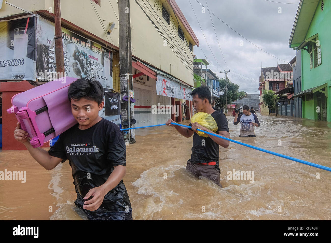 Makassar, Südsulawesi, Indonesien. 23 Jan, 2019. Rescue Team Evakuierung der Bewohner von der Flut in Makassar, Südsulawesi, Indonesien. Beamte sagten, so viele wie 53 sub-Bezirke in Süd-sulawesi Provinz durch Überschwemmungen, 8 Menschen starben und 4 Personen waren fehlende betroffen waren. Credit: Sijori Images/ZUMA Draht/Alamy leben Nachrichten Stockfoto