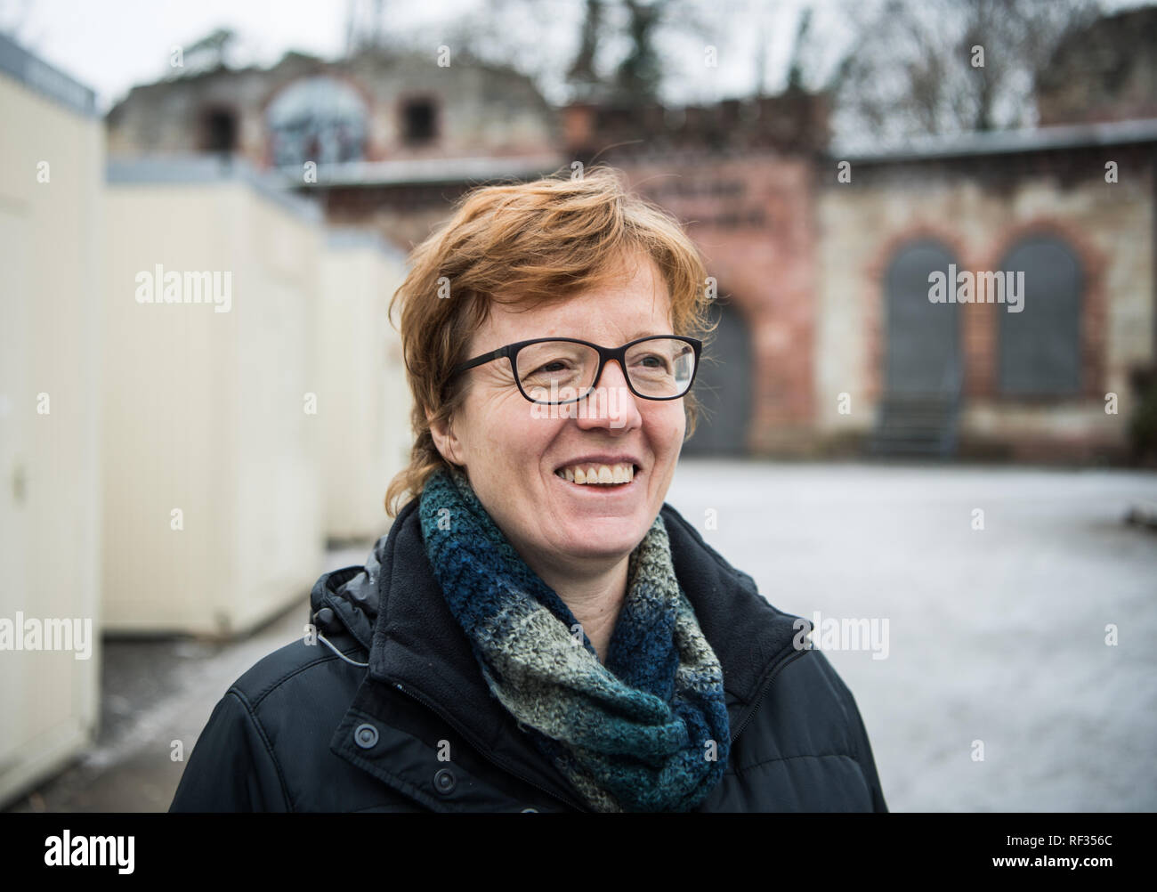 Mainz, Deutschland. 22 Jan, 2019. Tanja Scherer, Leiter der psychosozialen  Beratung und Betreuung der Mission leben, steht auf dem Behälter. Über den  Winter hat die Stadt Mainz hat Wohncontainer für Obdachlose am