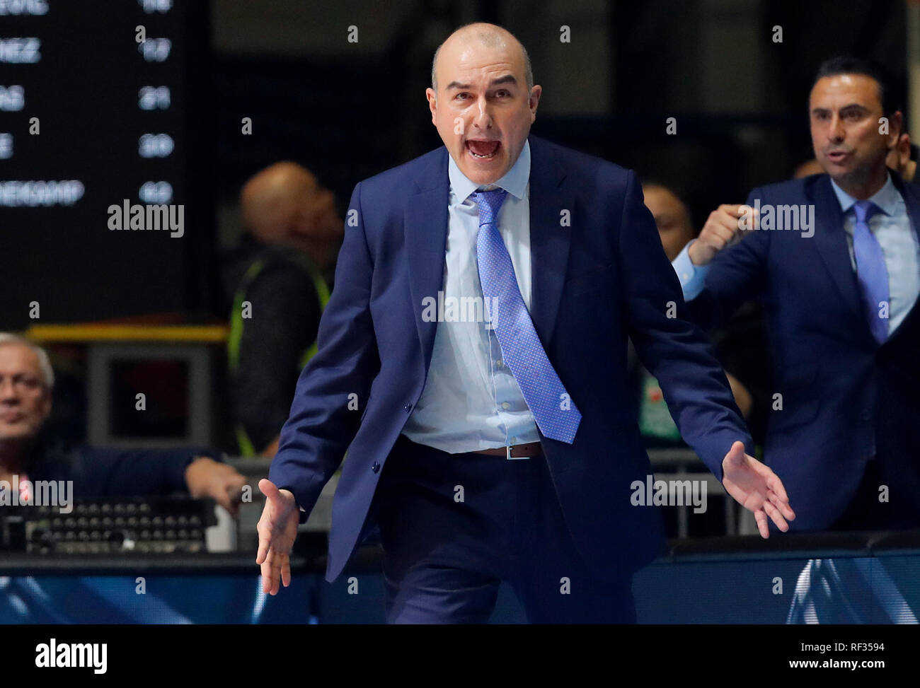 Belgrad. 23 Jan, 2019. Von Valencia Haupttrainer Jaume Ponsarnau reagiert während der Top 16 Runde 4 Eurocup basketball Match zwischen Crvena Zvezda und Valencia in Belgrad, Serbien am 23.01.2019. Valencia gewann 82-81. Credit: Predrag Milosavljevic/Xinhua/Alamy leben Nachrichten Stockfoto